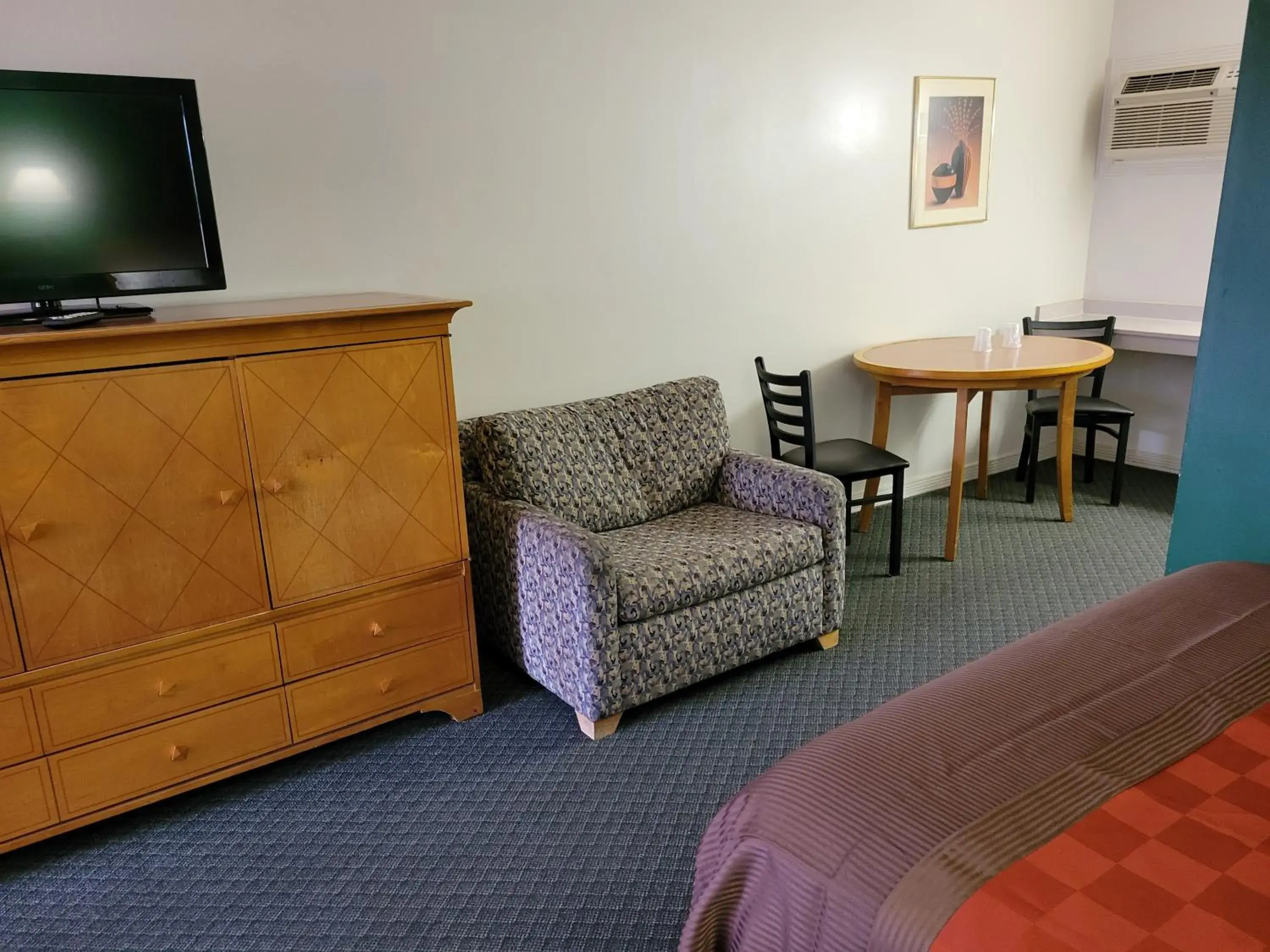 TV and multimedia, Seating Area in Emerald Inn & Lounge