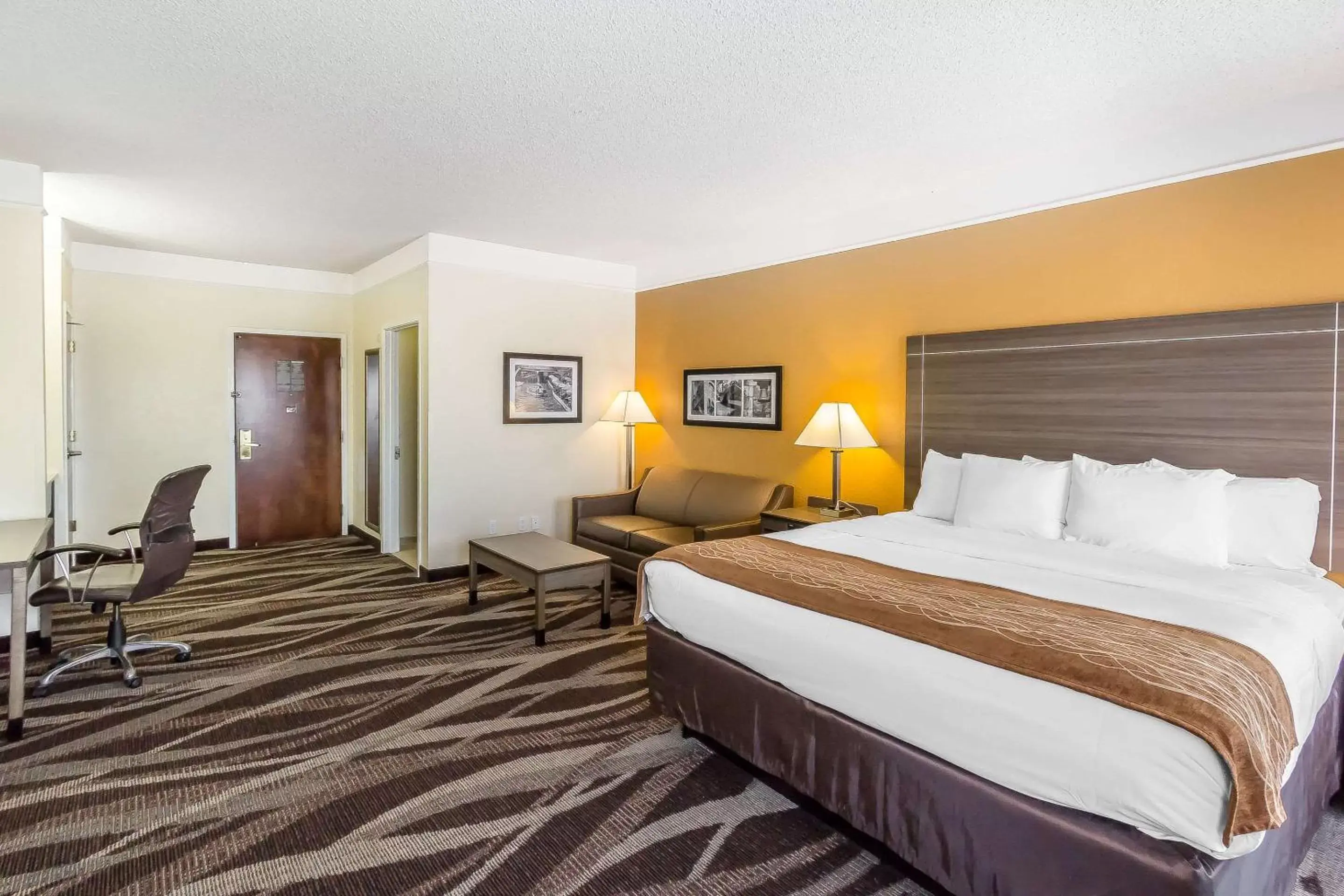 Photo of the whole room, Bed in Comfort Inn San Antonio