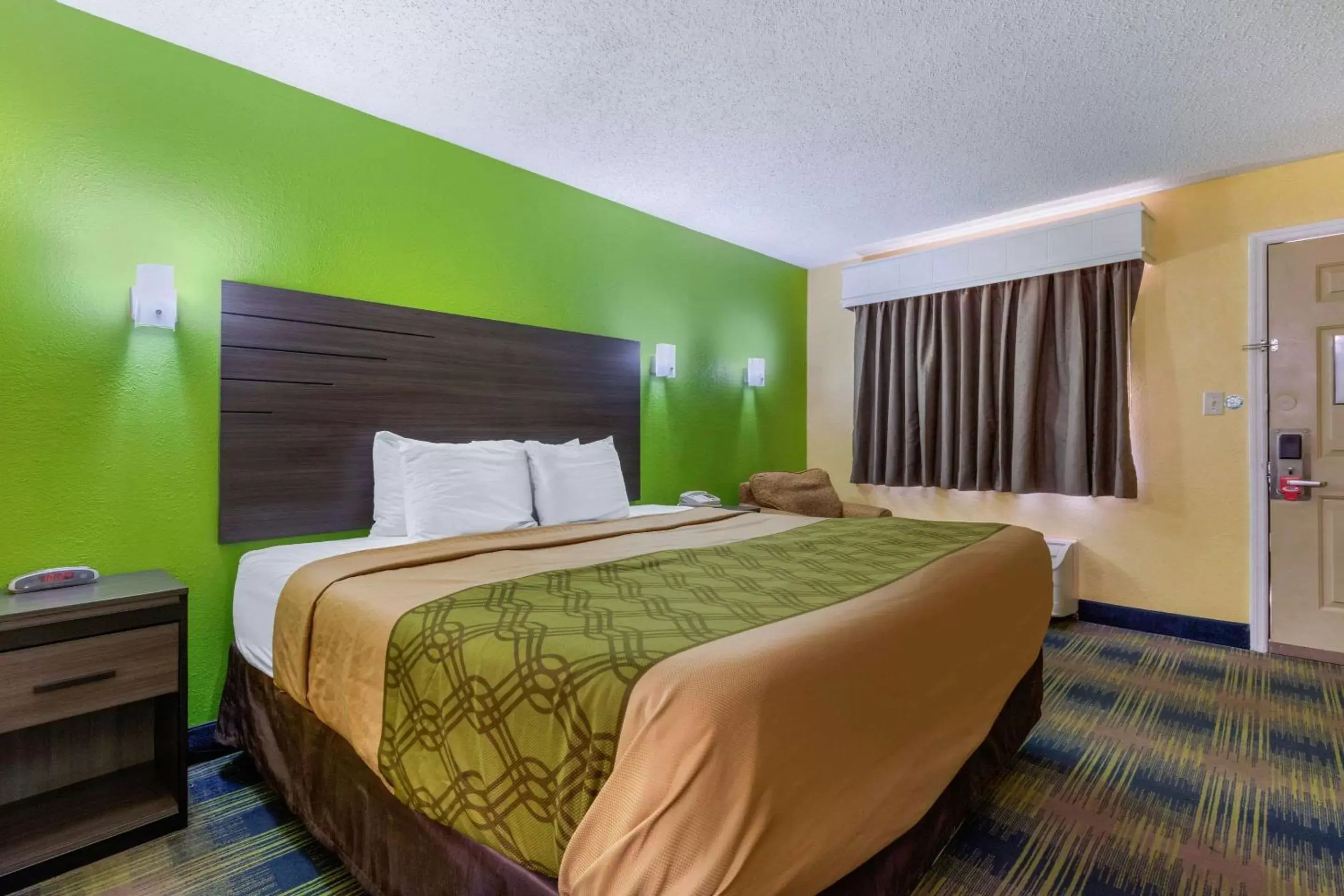 Photo of the whole room, Bed in Econo Lodge Nashville Airport East