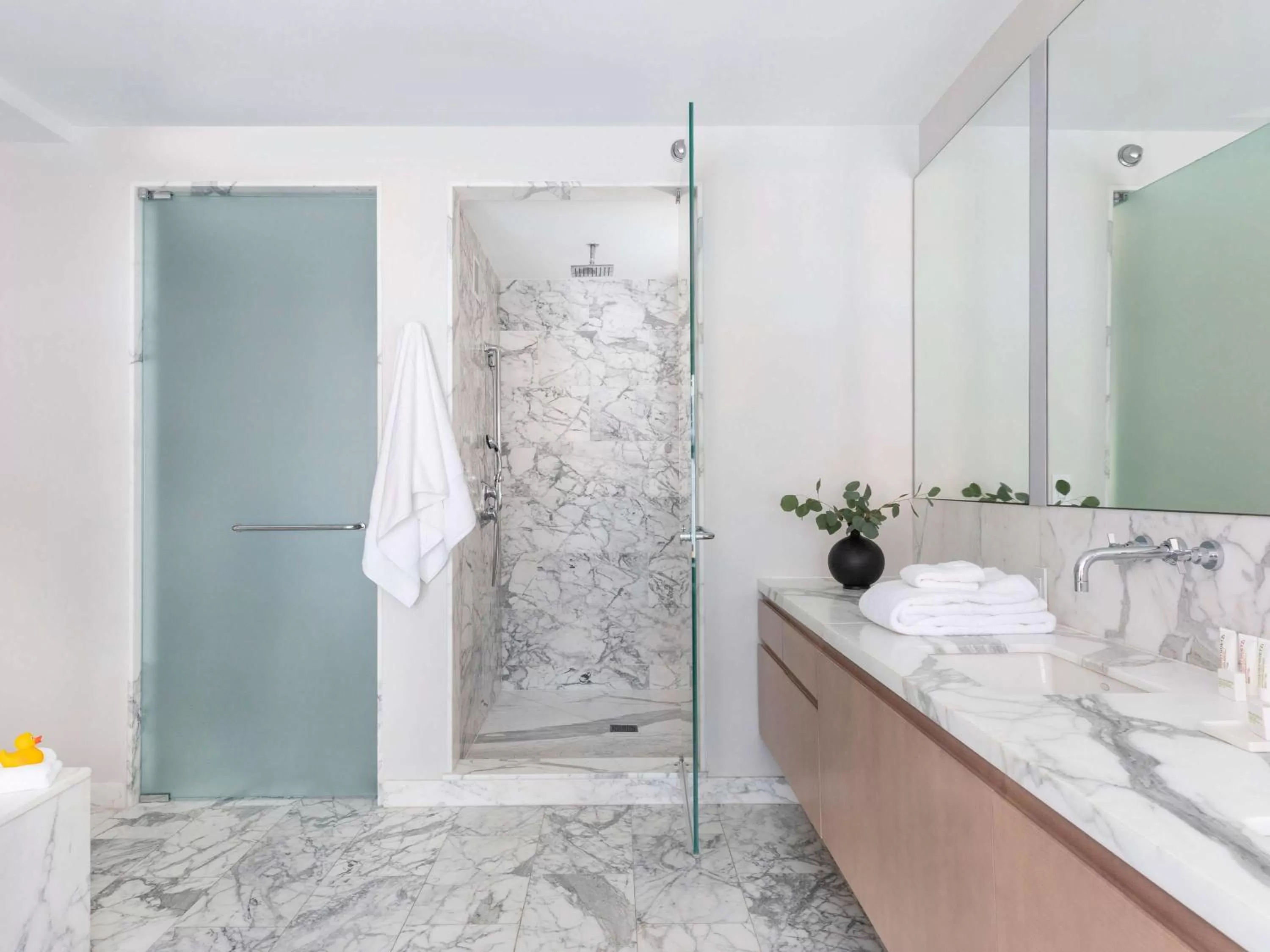 Photo of the whole room in 21c Museum Hotel Chicago