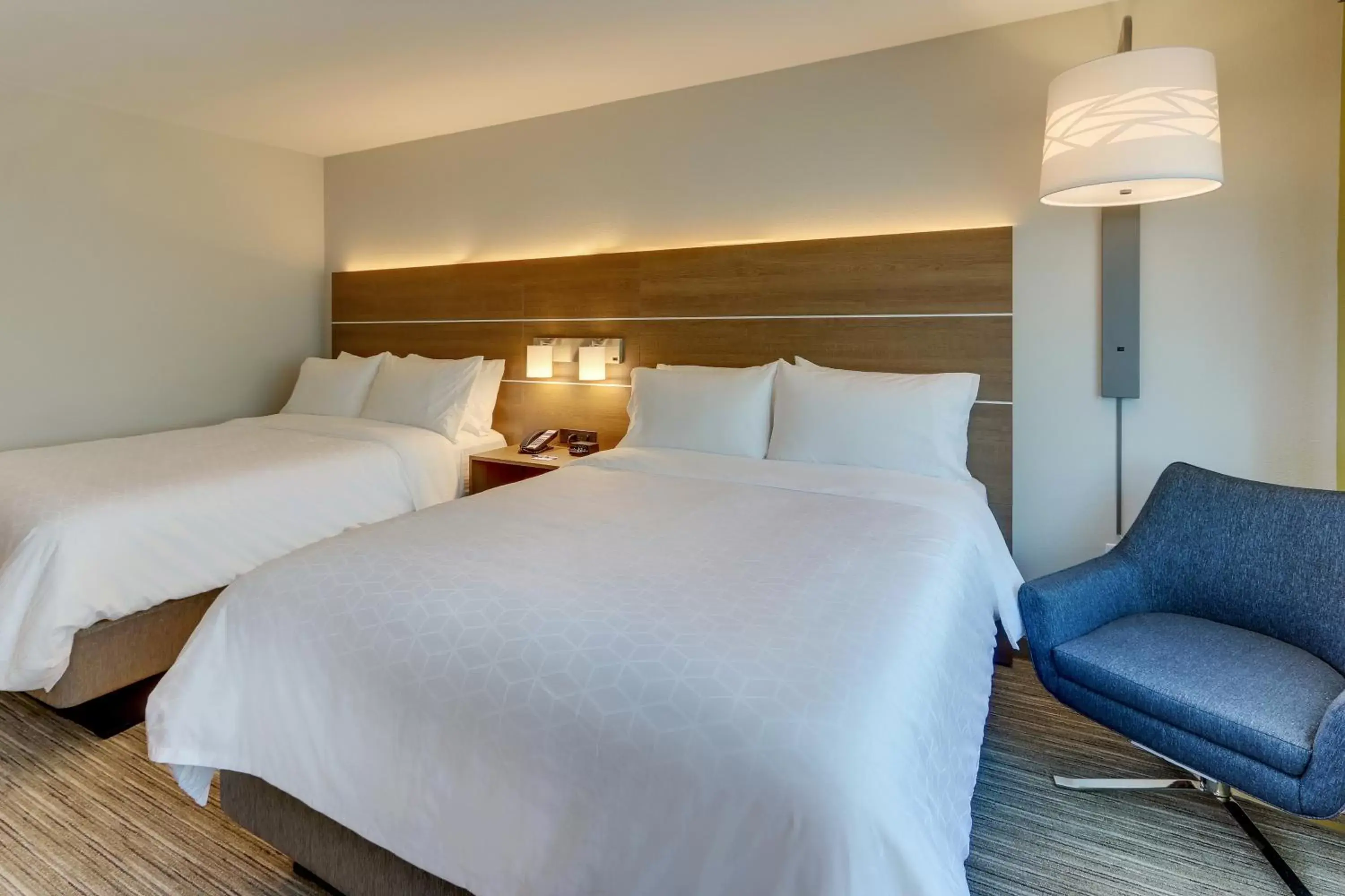 Bed in Holiday Inn Express & Suites - Roanoke – Civic Center Bed in Holiday Inn Express & Suites - Roanoke – Civic Center