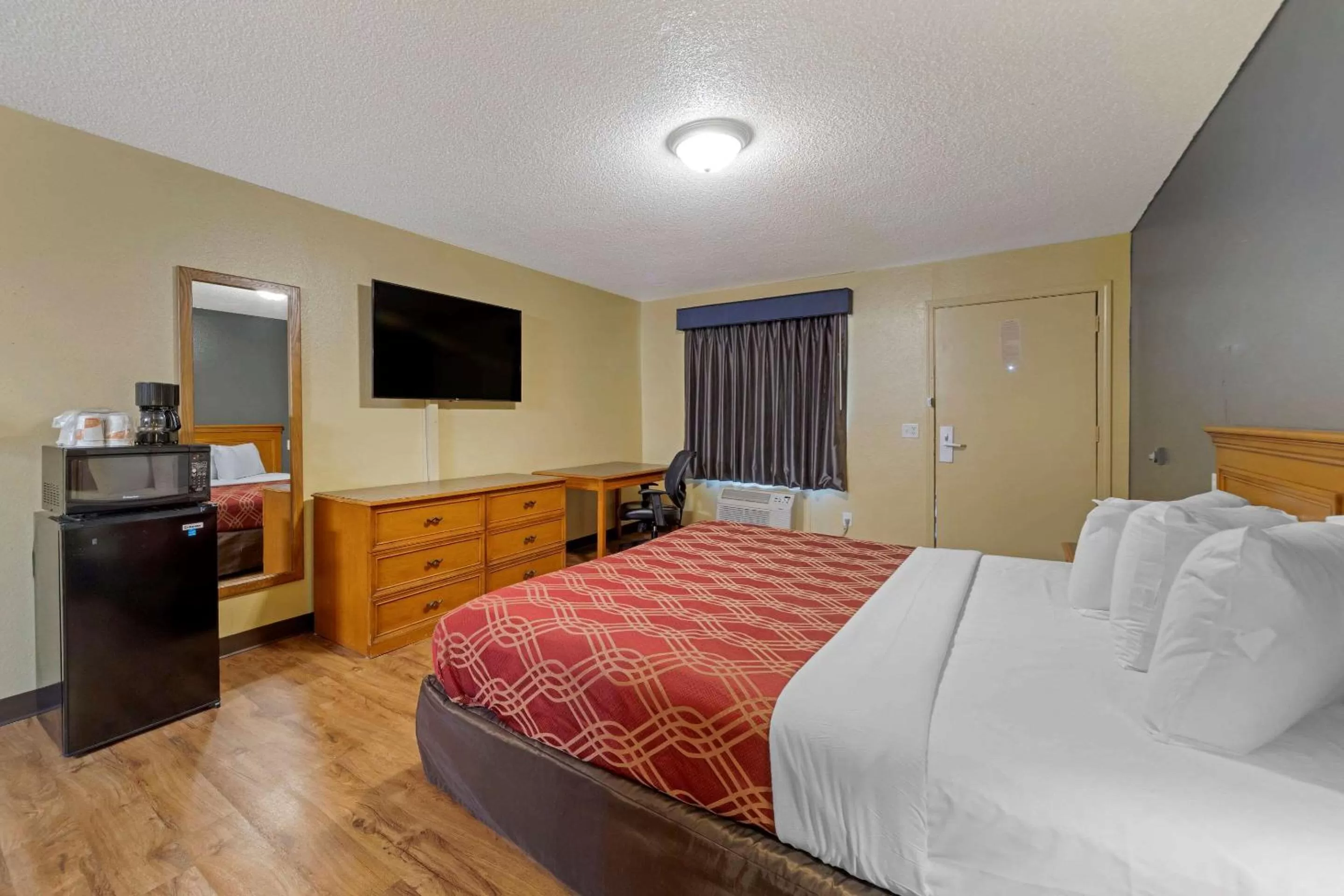 Photo of the whole room, Bed in Econo Lodge