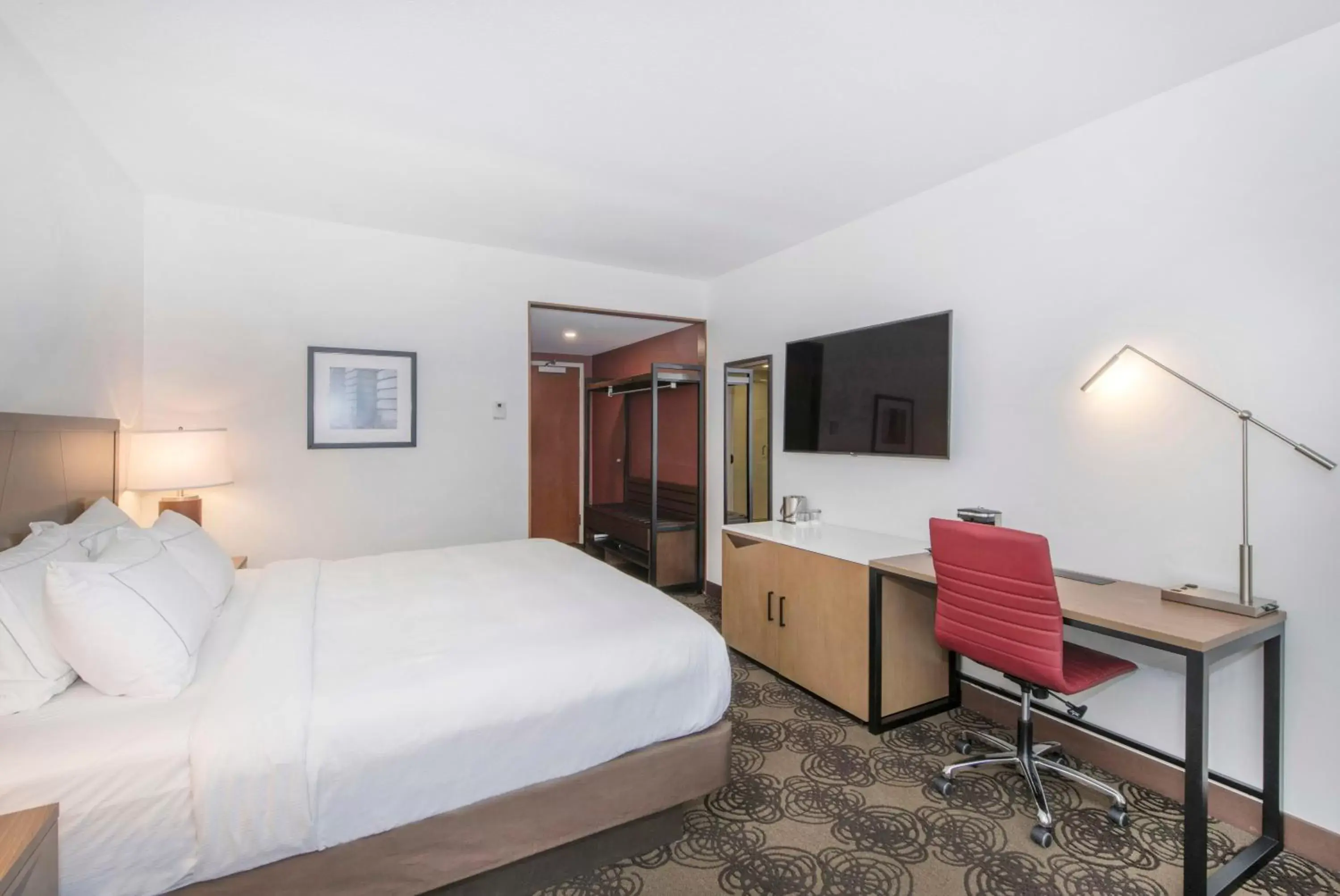 Bed in DoubleTree by Hilton Raleigh-Cary