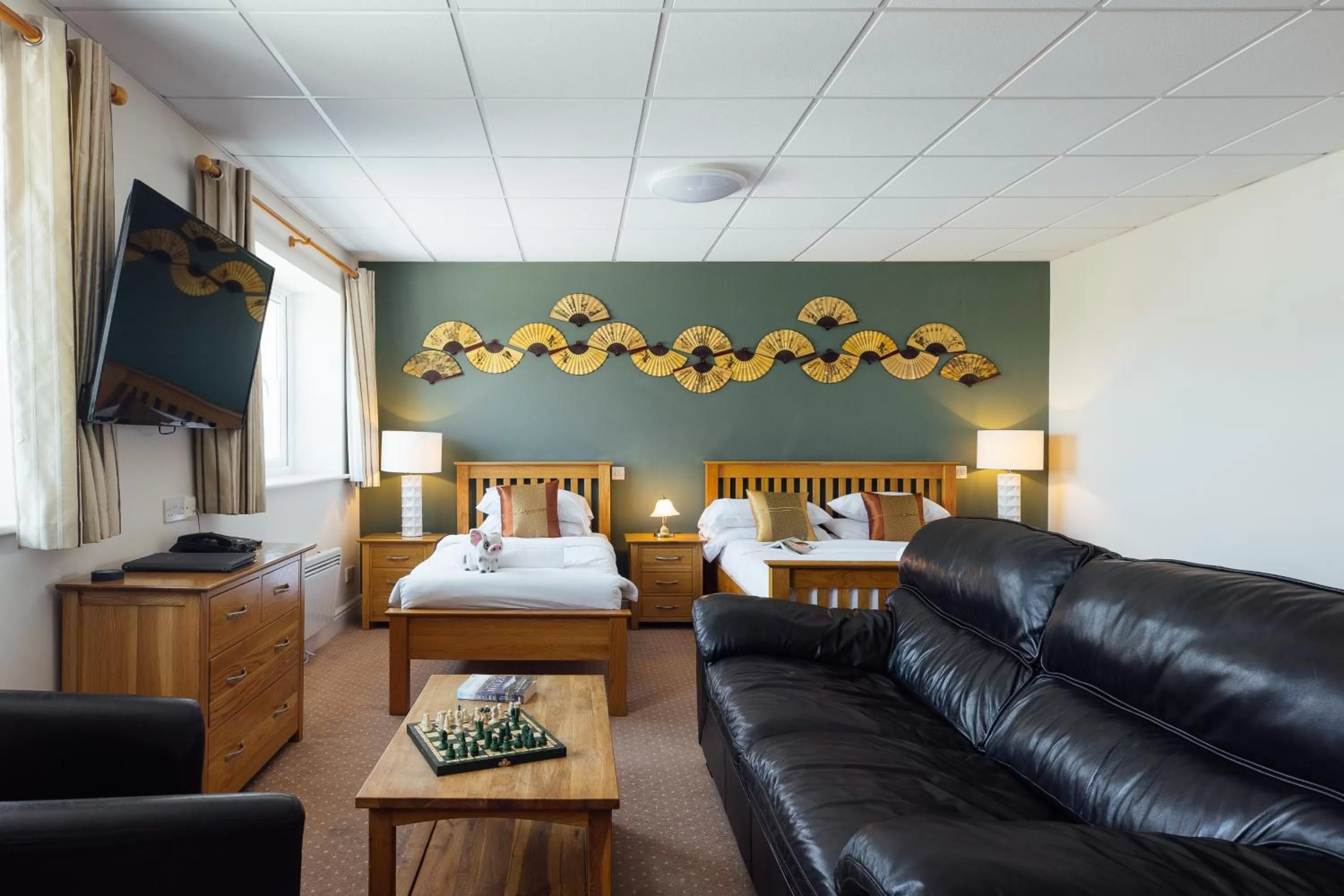 Photo of the whole room, Bed in The Imperial Dragon Hotel