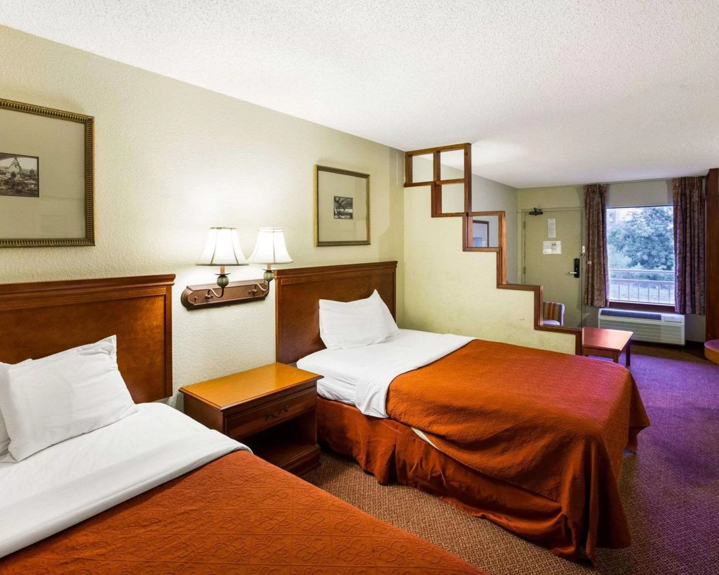 Photo of the whole room, Bed in Rodeway Inn & Suites South of Fiesta Park