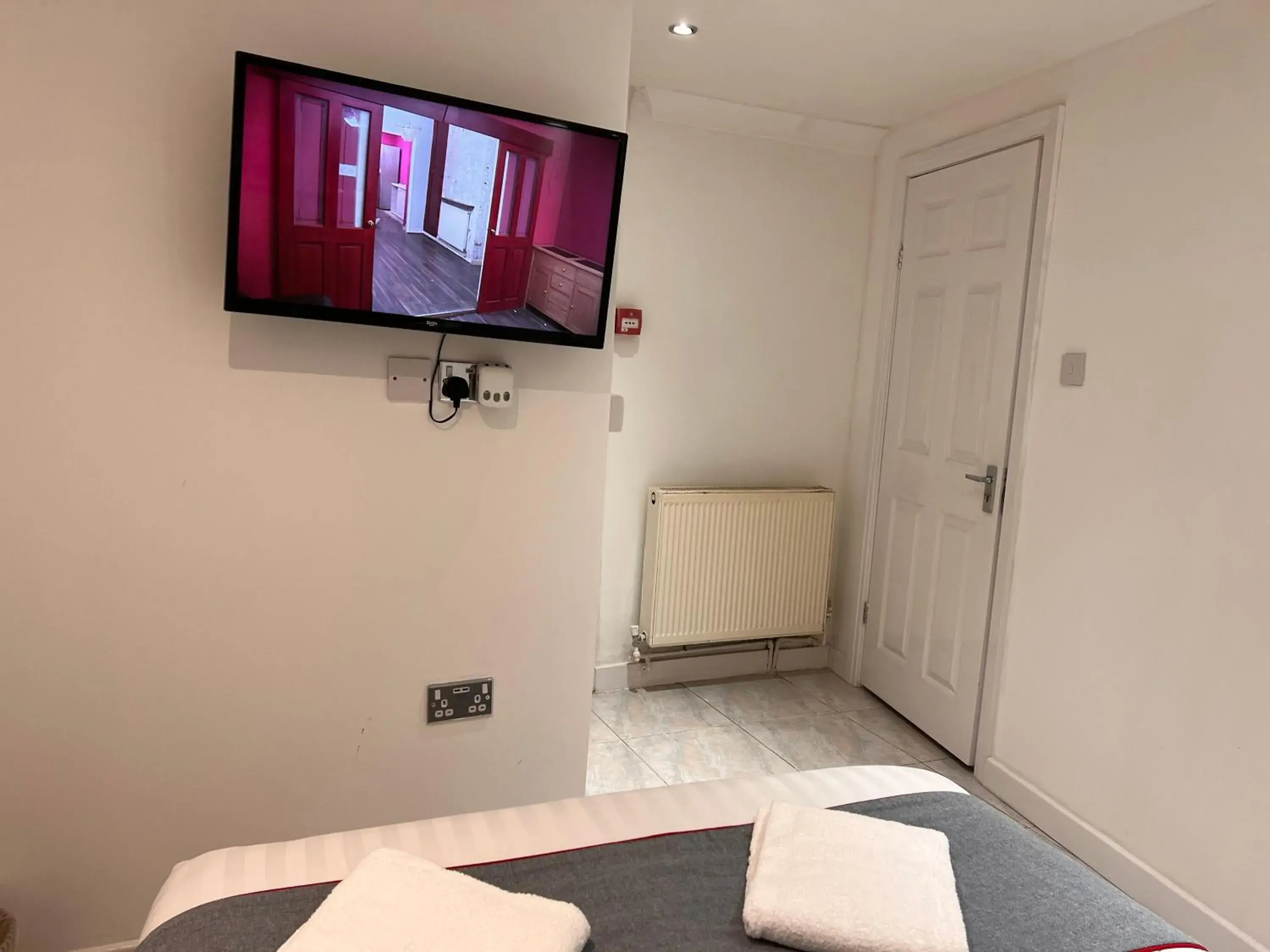 Bed, TV/Entertainment Center in Apollo Hotel Kings Cross
