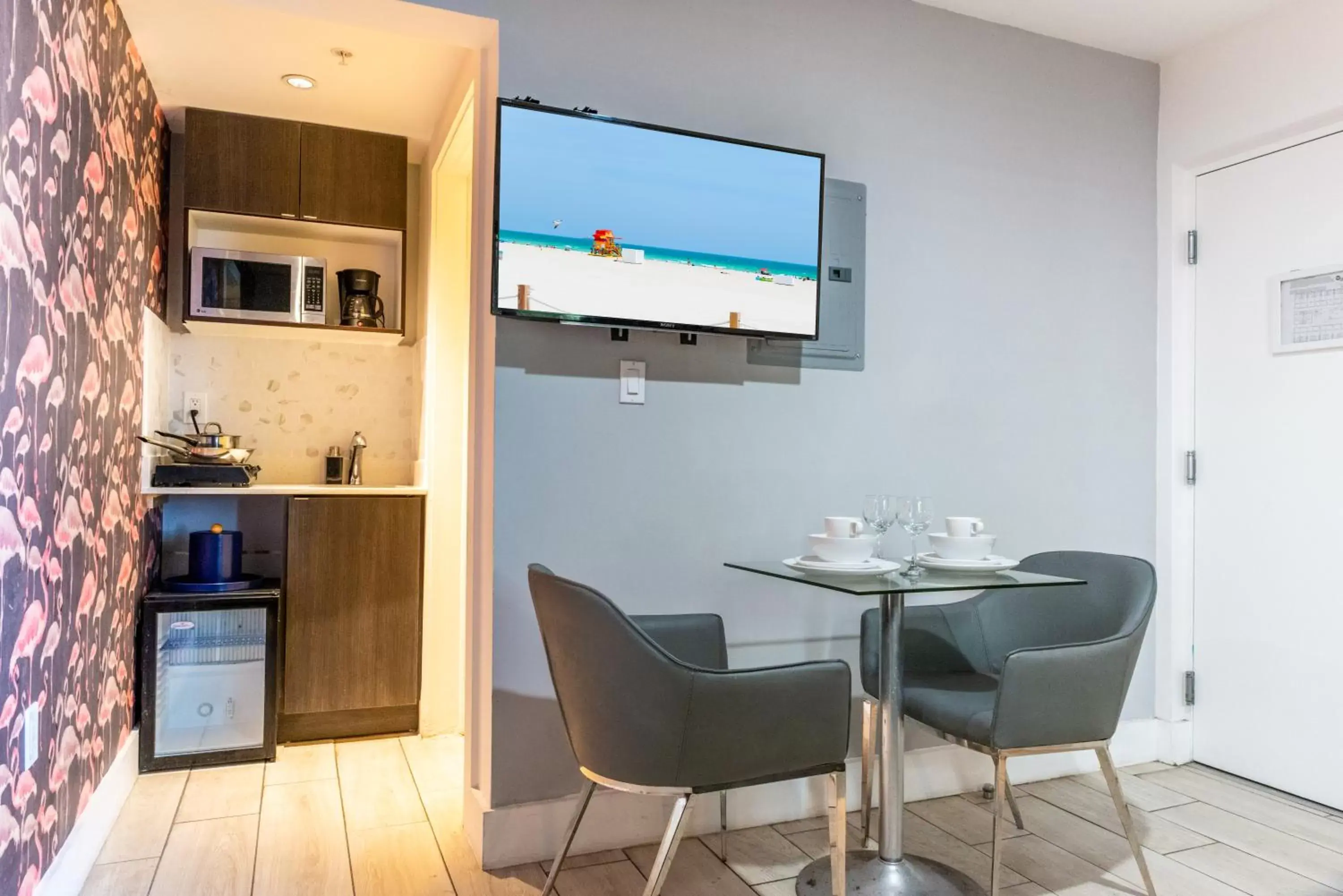 Kitchen or kitchenette, TV/Entertainment Center in Waterside Hotel and Suites