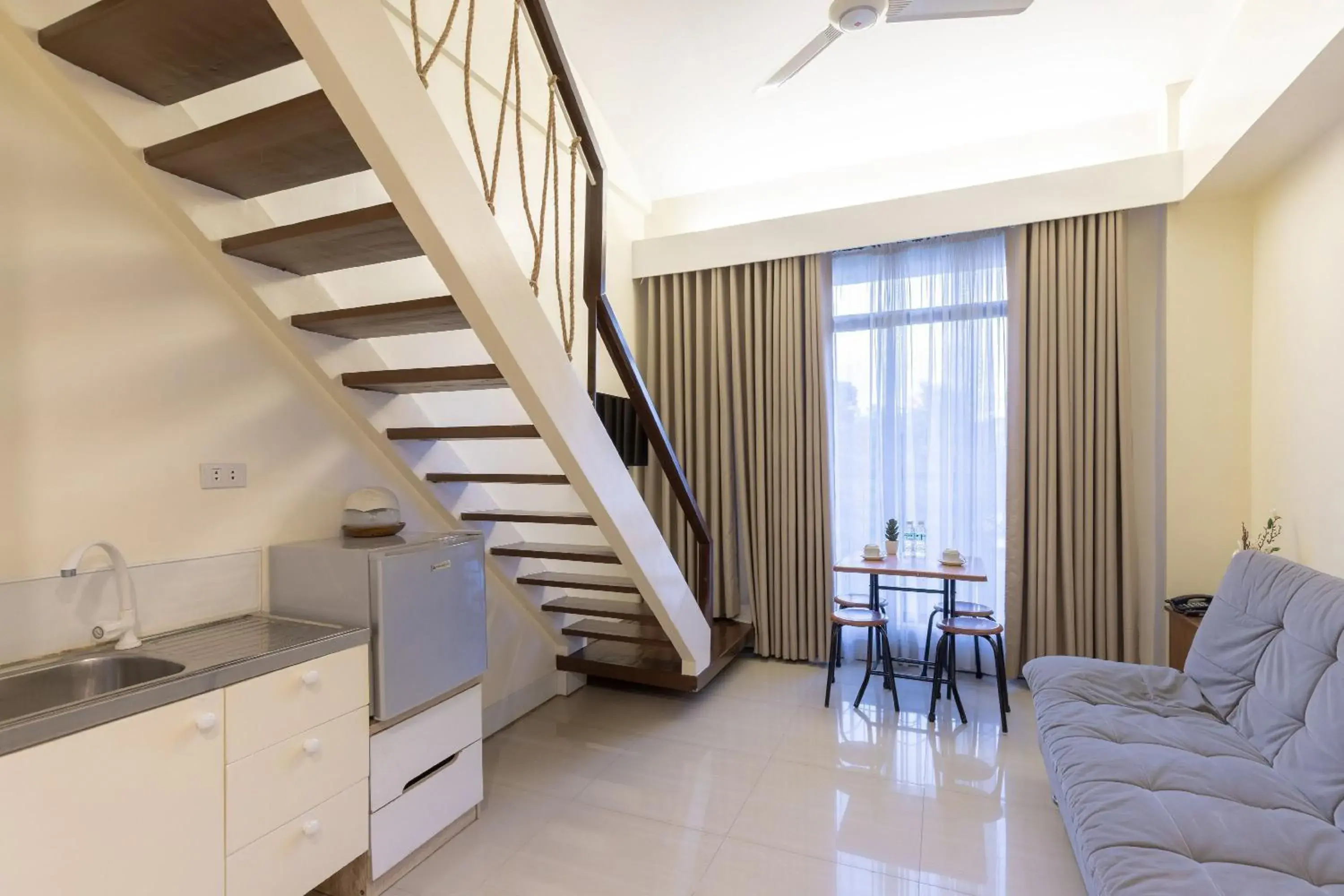 Living room, Kitchen/Kitchenette in Selah Garden Hotel Manila