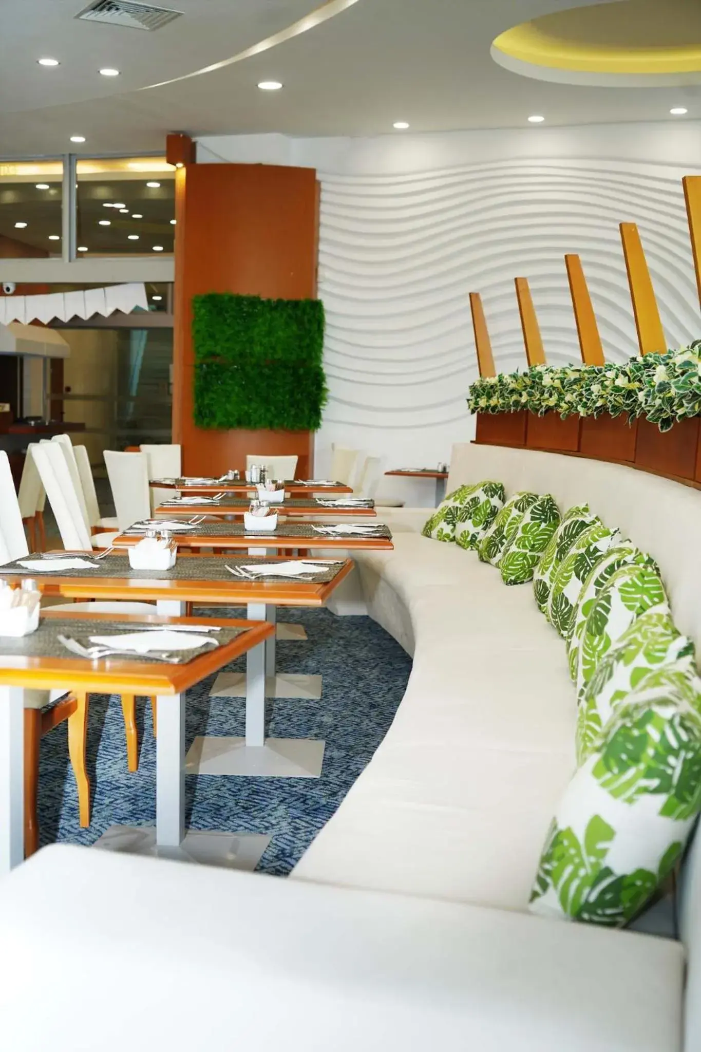 Restaurant/Places to Eat in Sol Marina Palace Hotel