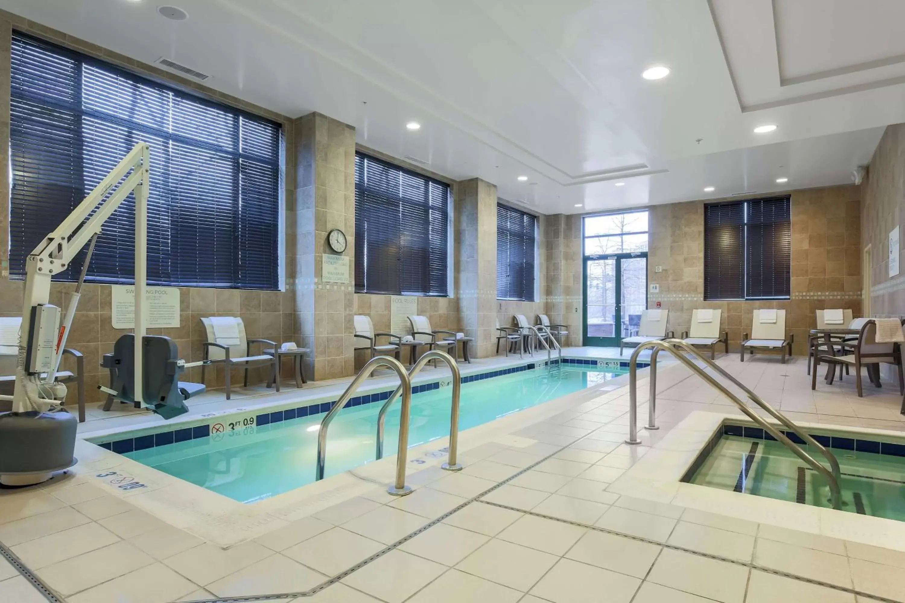 Hot Tub, Swimming Pool in Hilton Garden Inn Shirlington