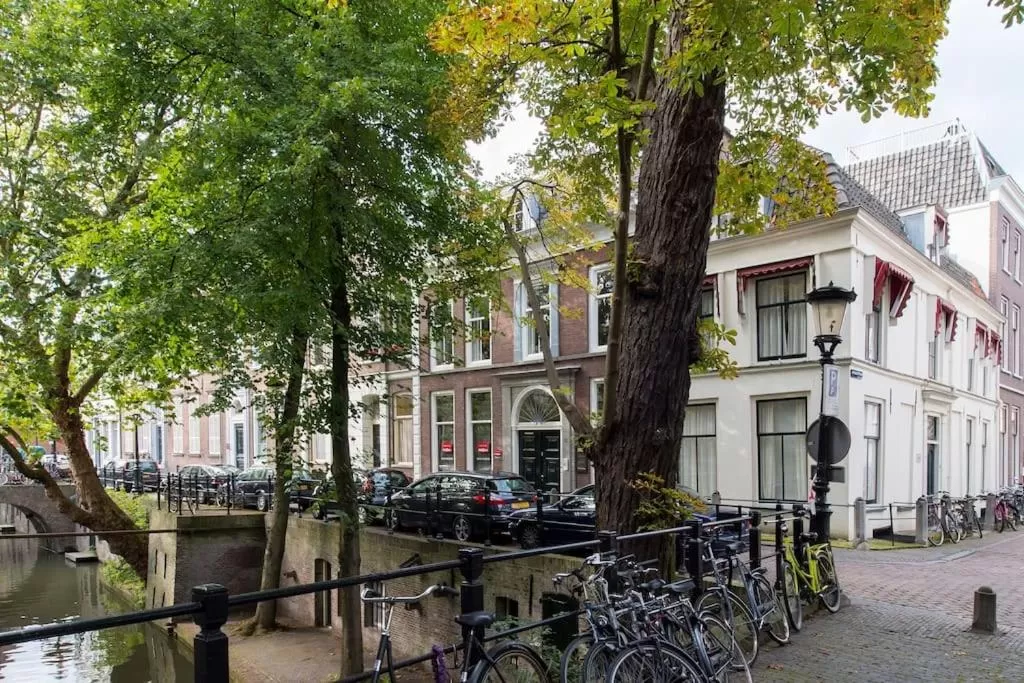 Neighbourhood in Zocher6 a monumental town house in the city center