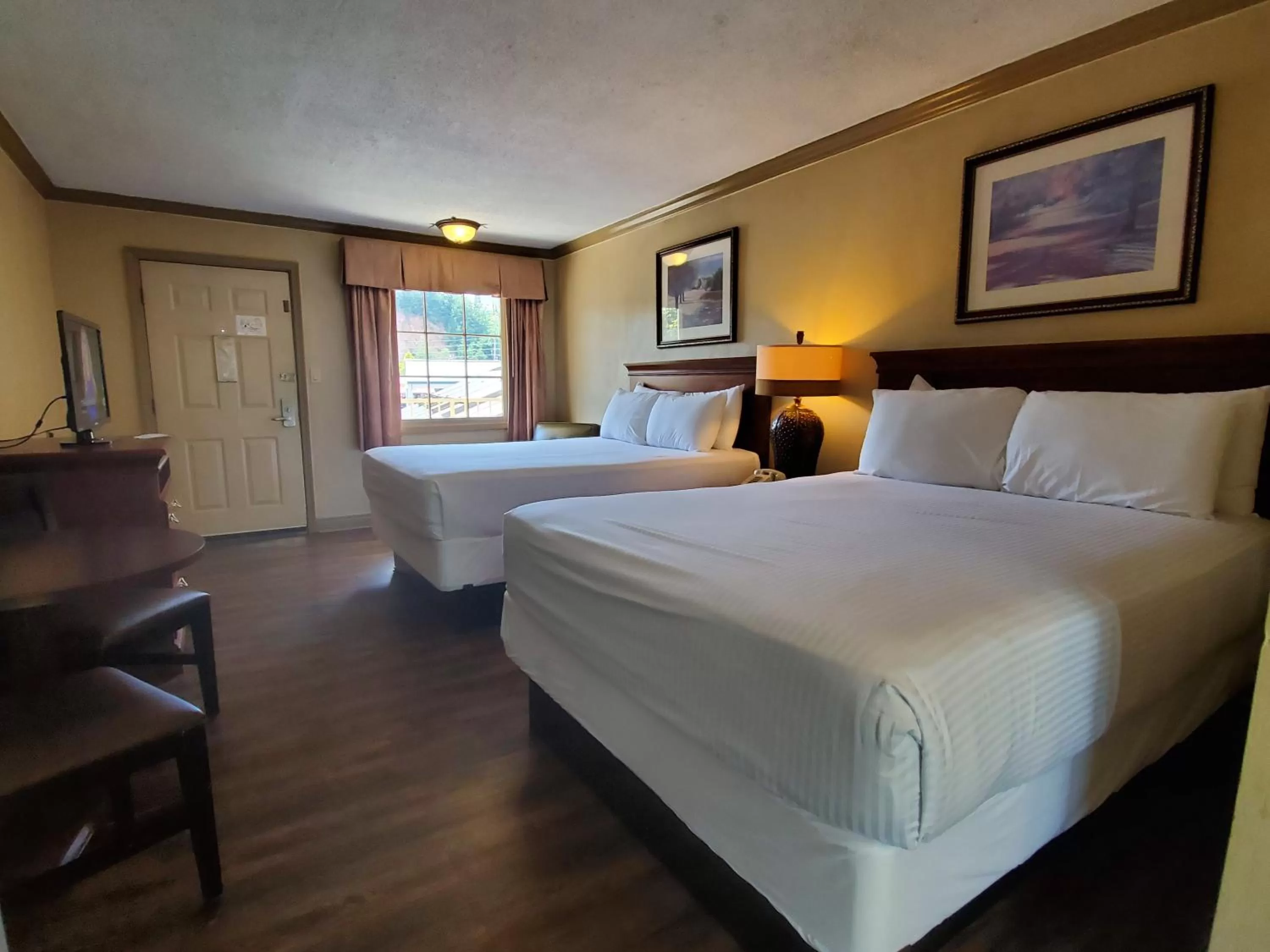 Photo of the whole room, Bed in Colonial House Motel