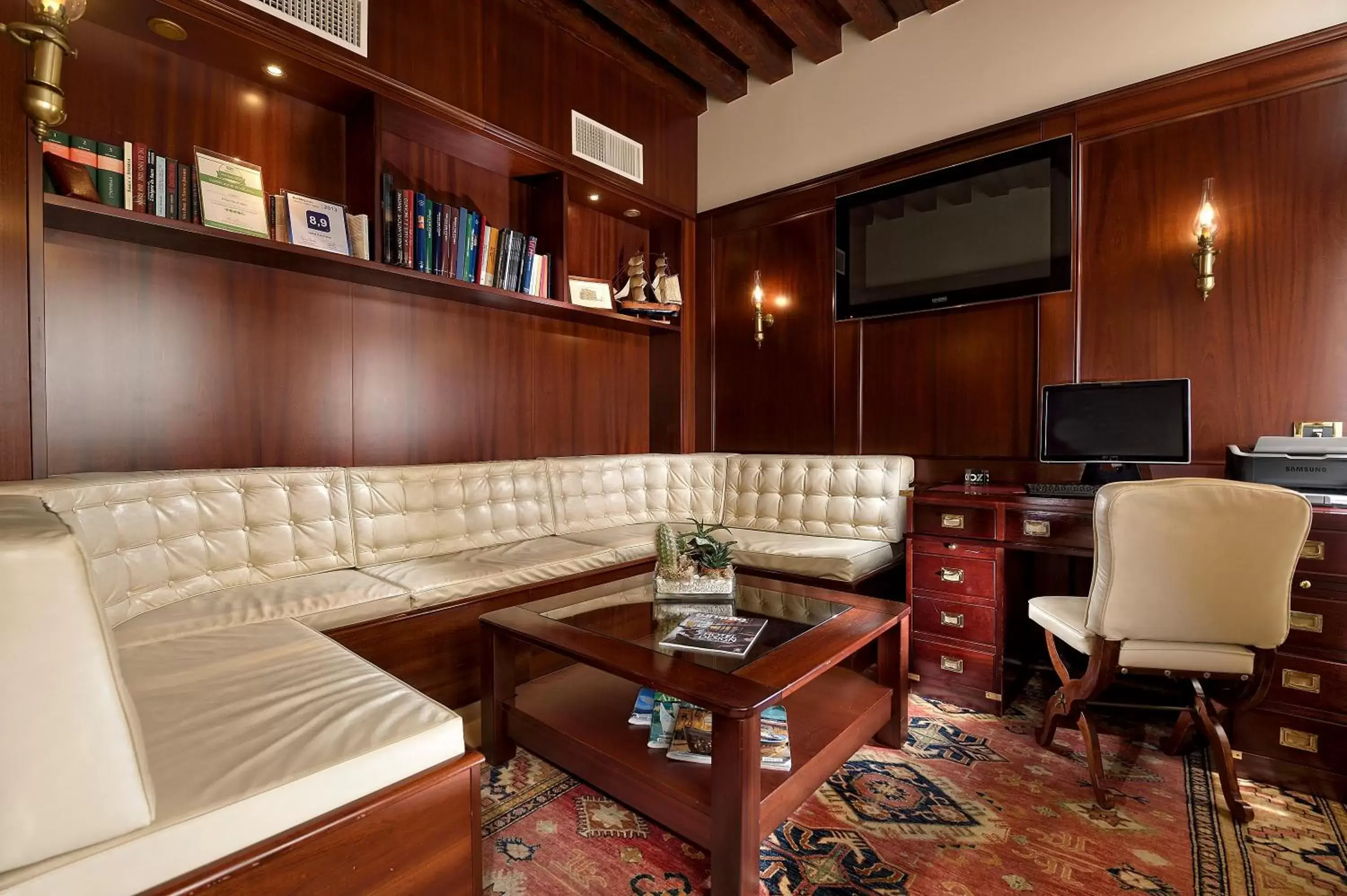 Communal lounge/ TV room in Hotel Bucintoro