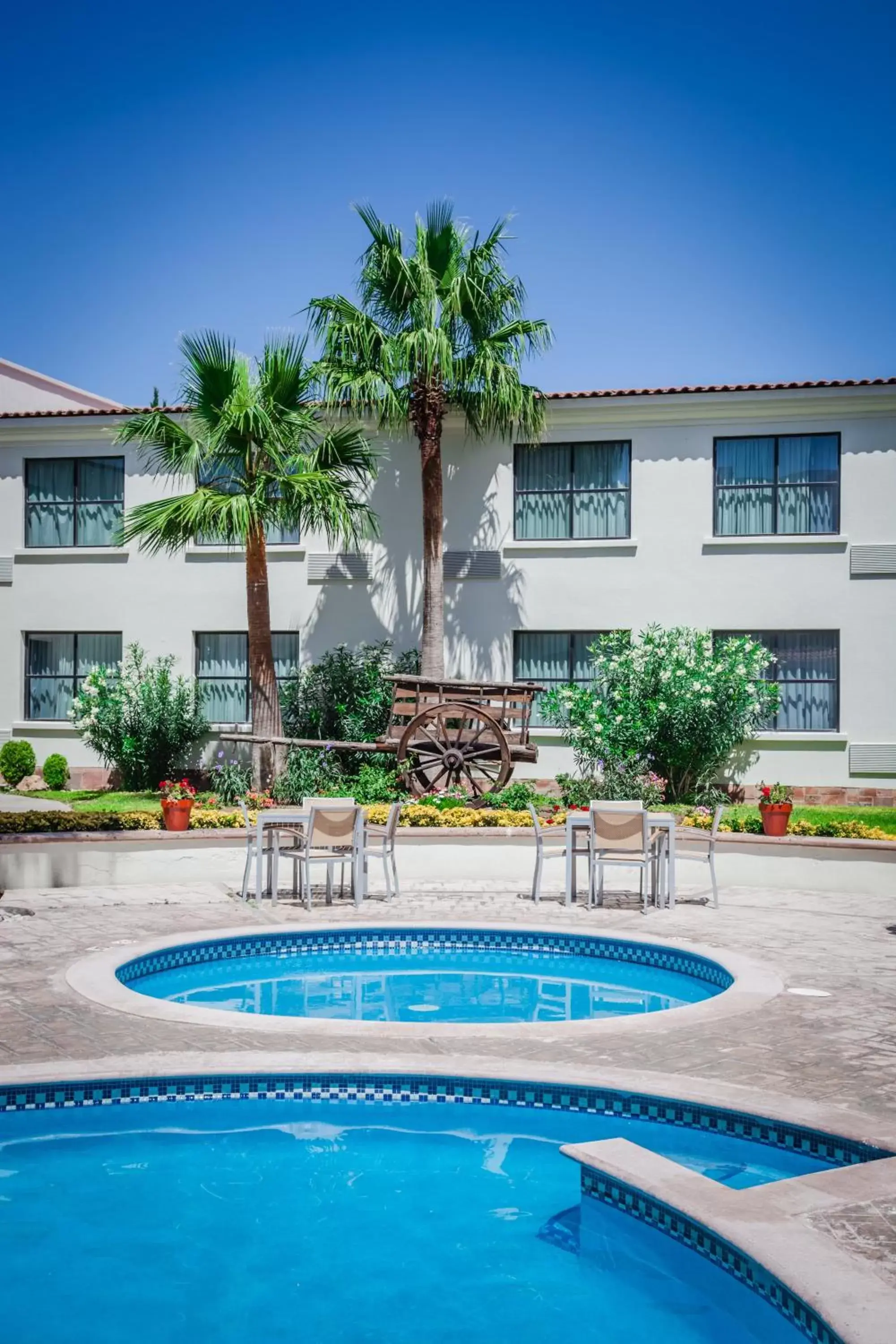 Swimming pool, Property Building in Fiesta Inn Saltillo