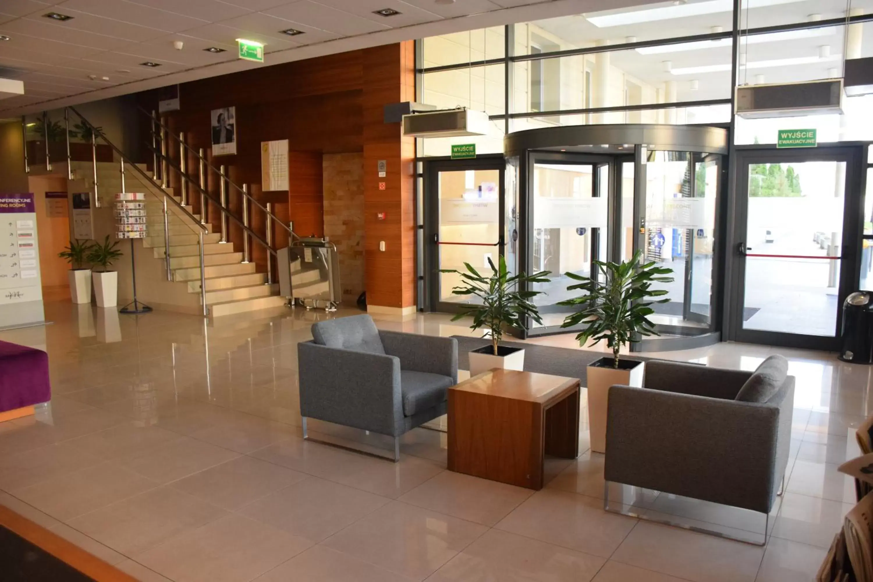 Facade/entrance, Lobby/Reception in Mercure Warszawa Airport