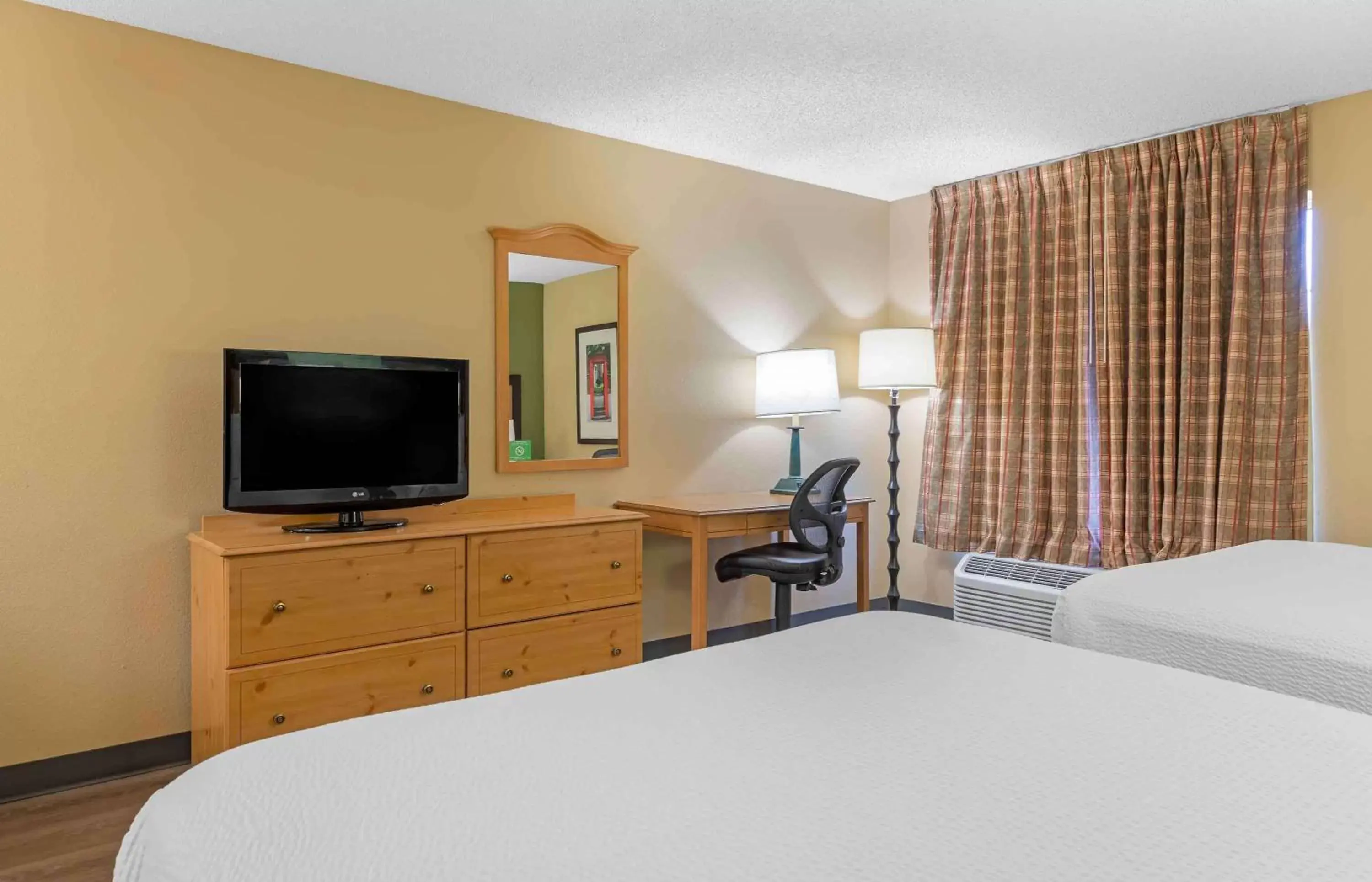 Bedroom, Bed in Extended Stay America Suites - Los Angeles - Torrance - Del Amo Circle