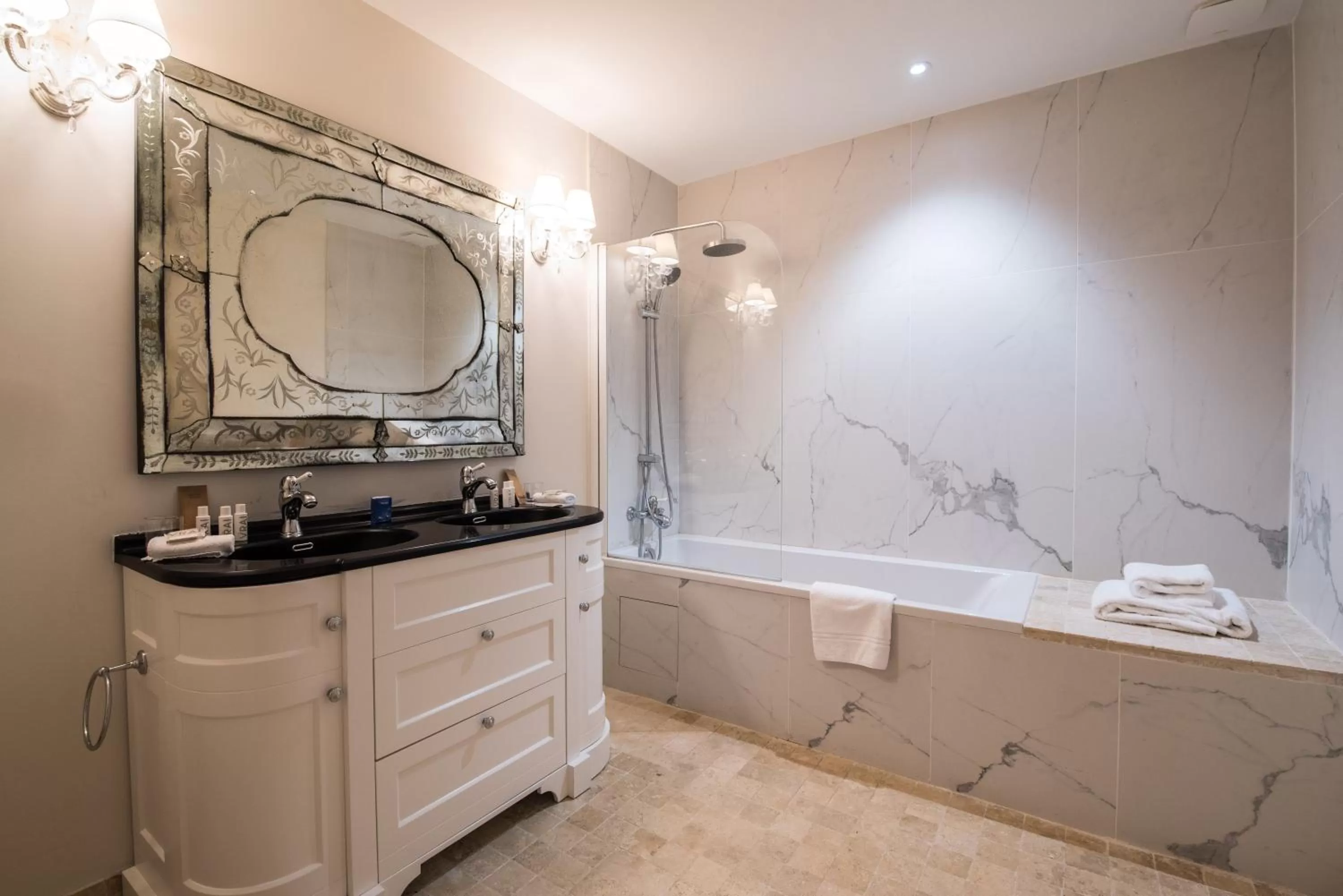 Bathroom in Hôtel du Domaine de La Groirie - Le Mans