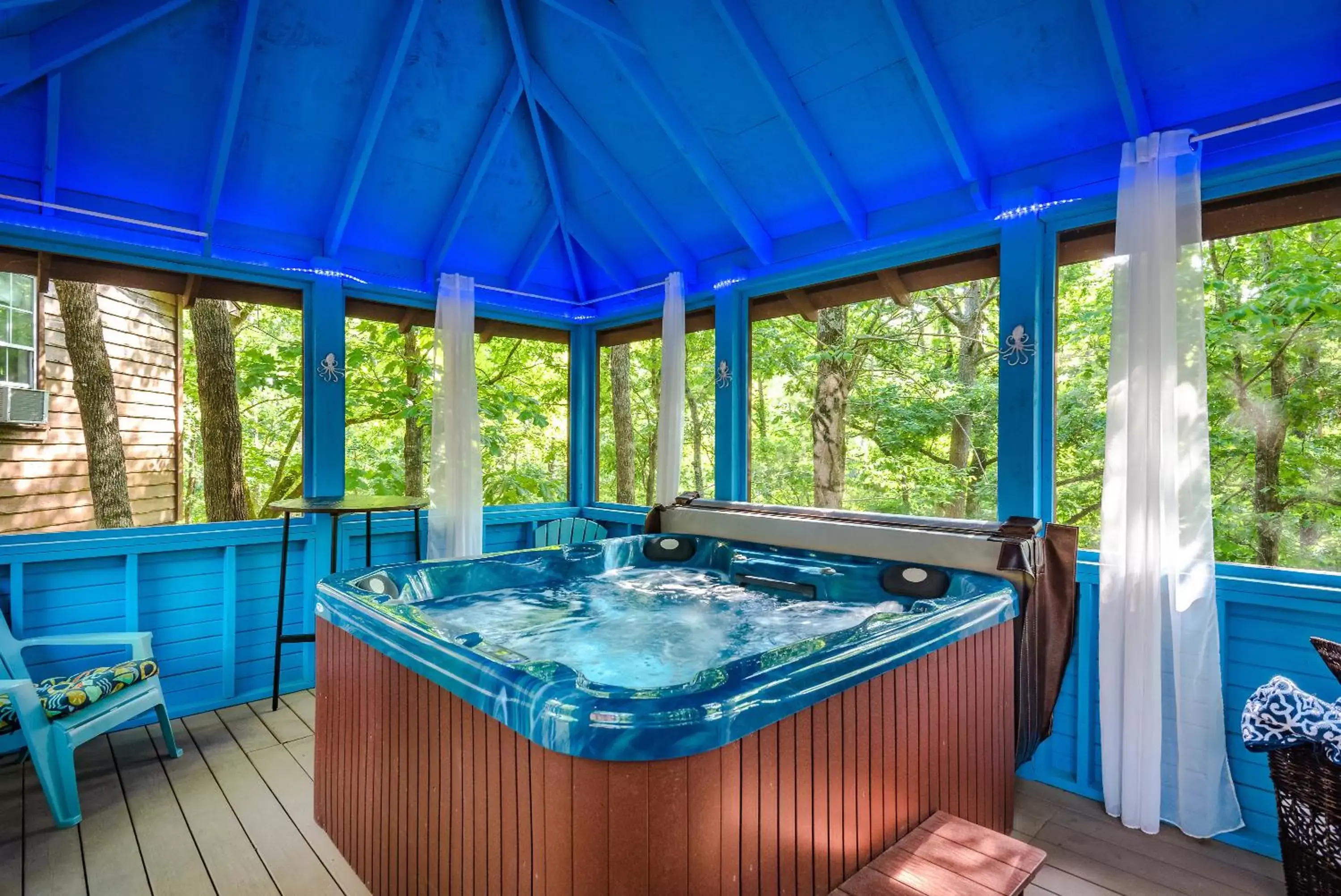 Hot Tub in The Woods Cabins