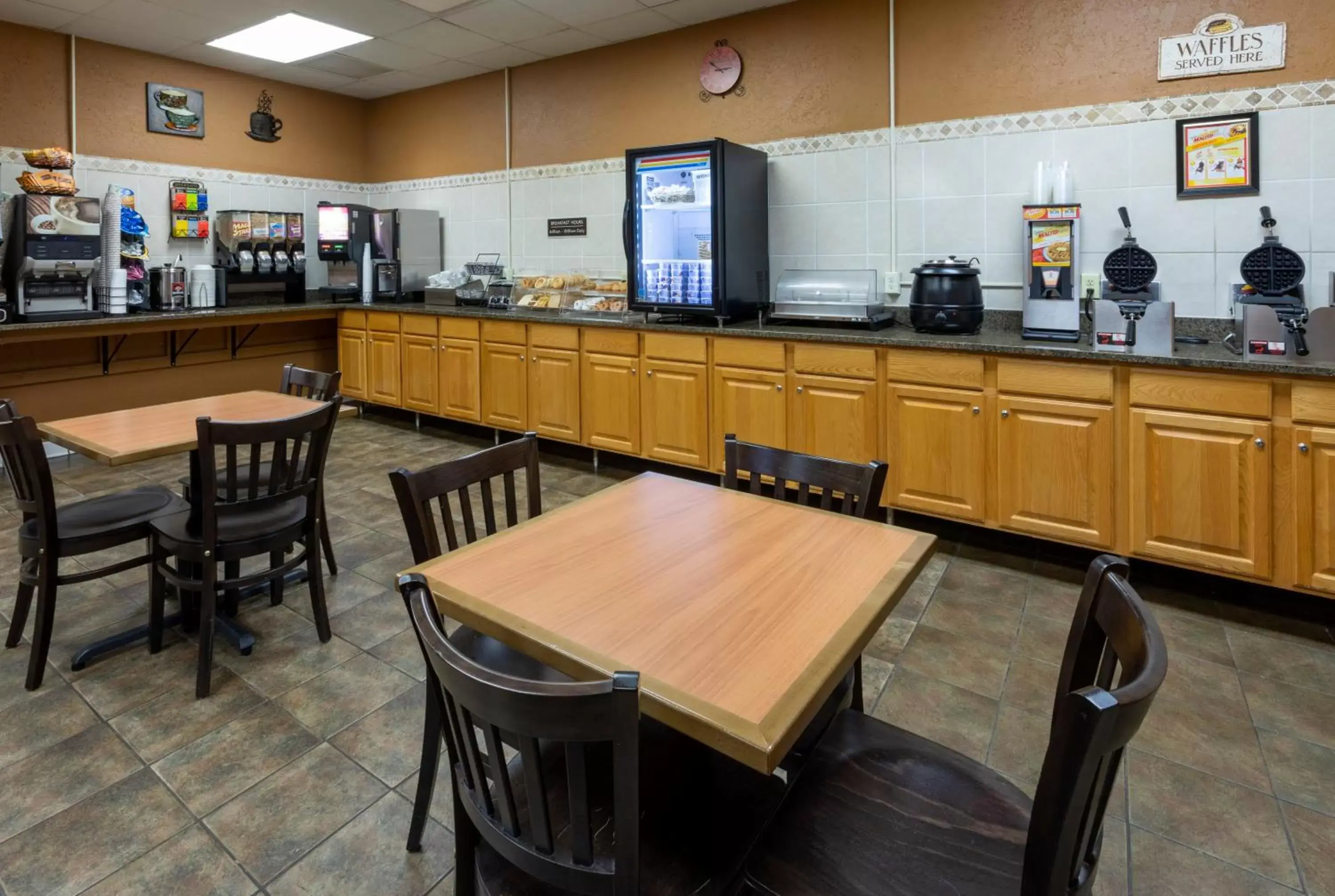 Continental breakfast, Restaurant/Places to Eat in GuestHouse Inn & Suites Rochester