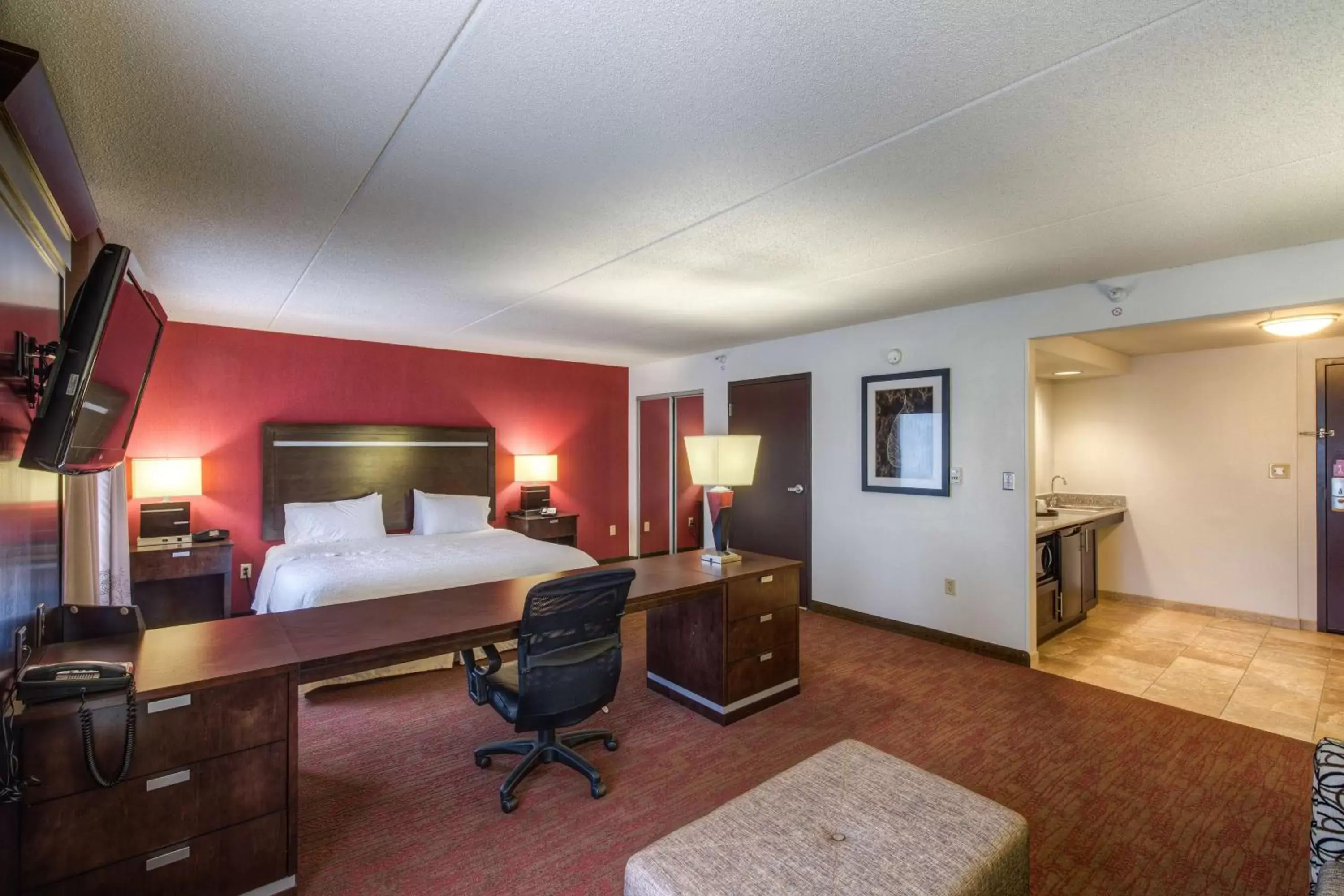 Living room in Hampton Inn & Suites Detroit/Airport Romulus