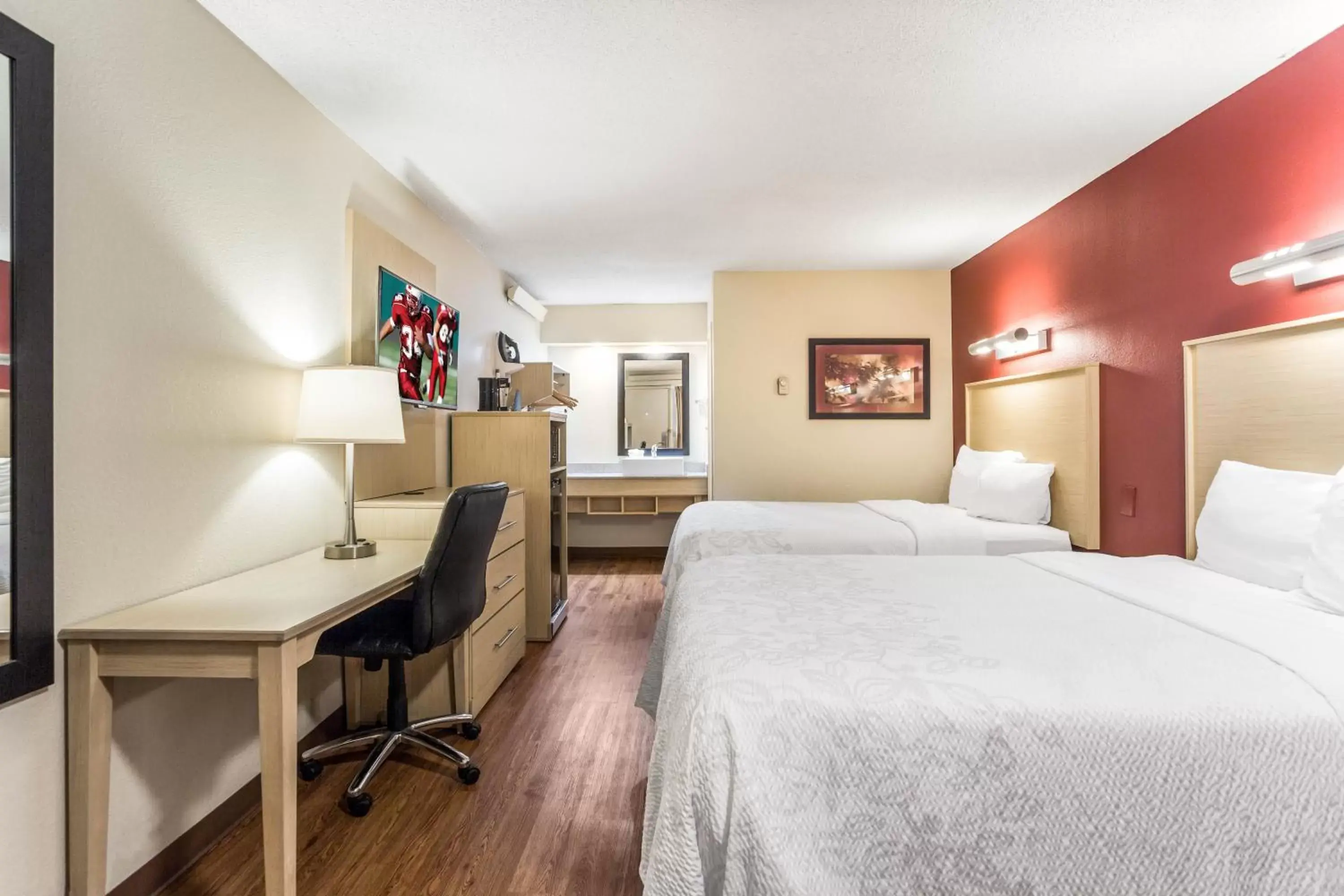 Photo of the whole room, Bed in Red Roof Inn PLUS+ Nashville North Goodlettsville