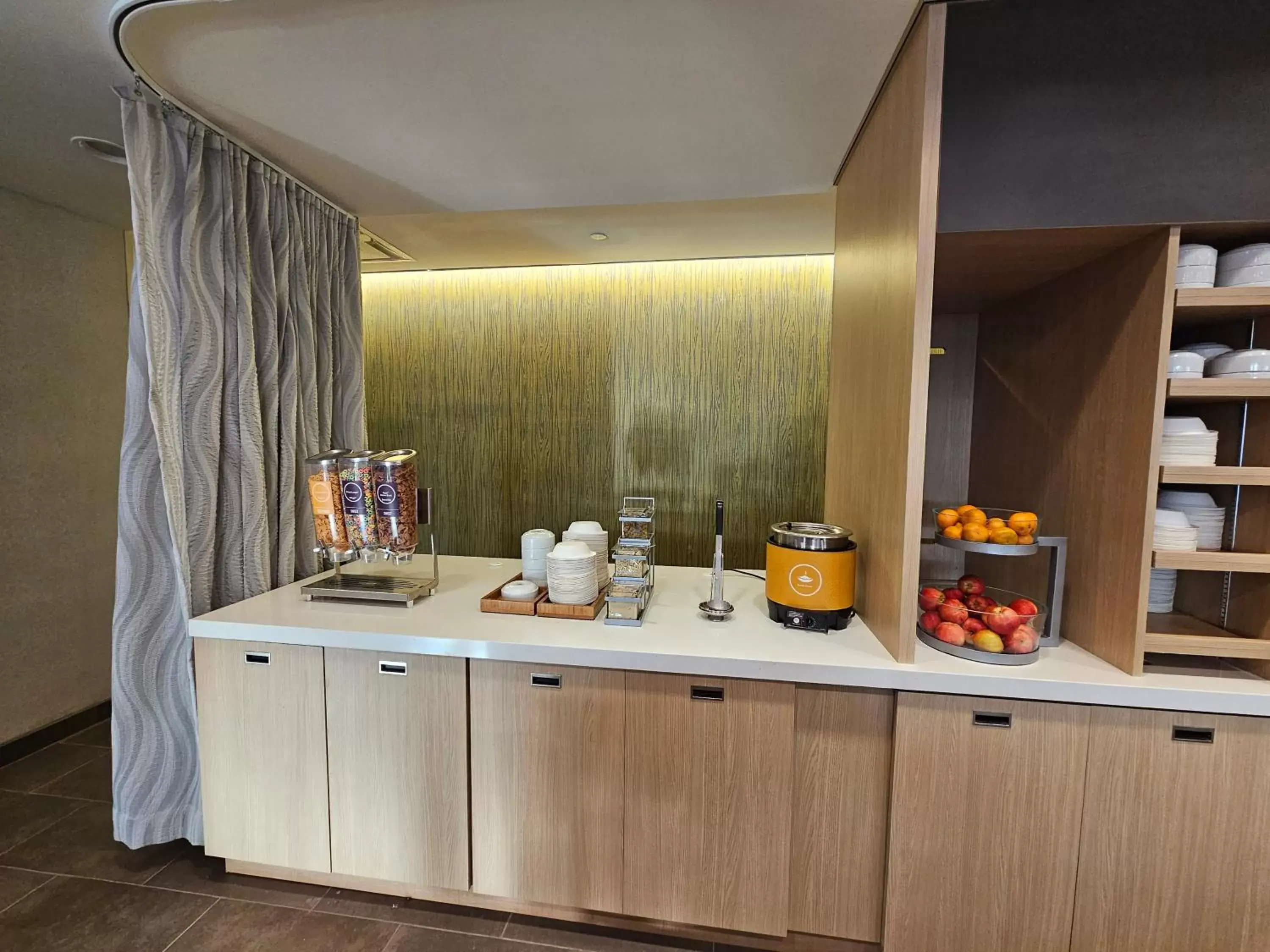 Breakfast, Kitchen/Kitchenette in Home2 Suites By Hilton Allentown Bethlehem Airport