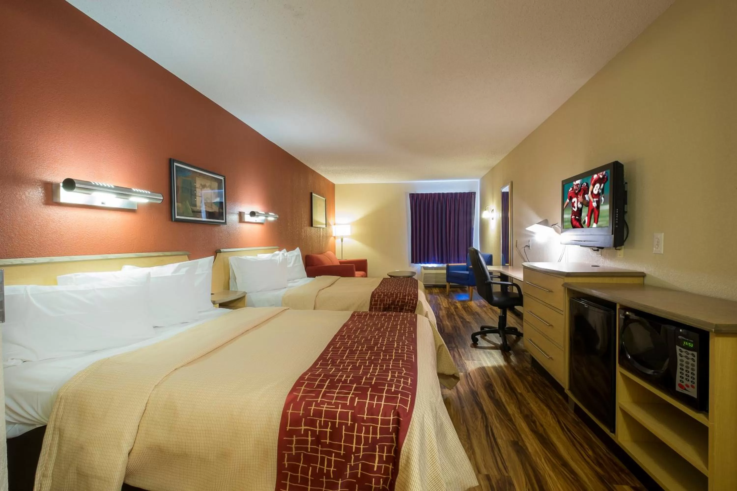 Photo of the whole room, Bed in Red Roof Inn & Suites Philadelphia - Bellmawr