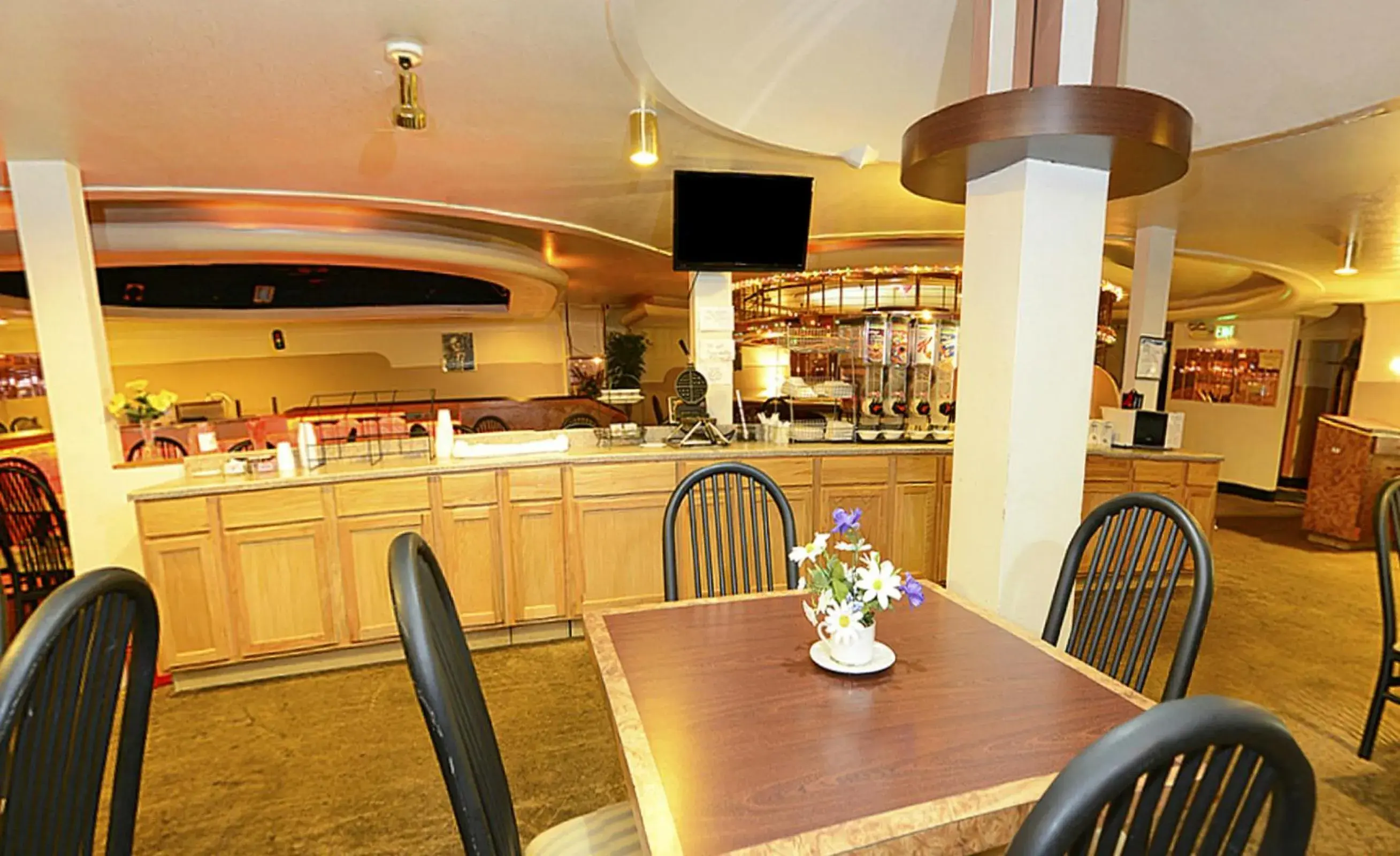 Lounge or bar, Restaurant/Places to Eat in Howard Johnson by Wyndham Benton Harbor