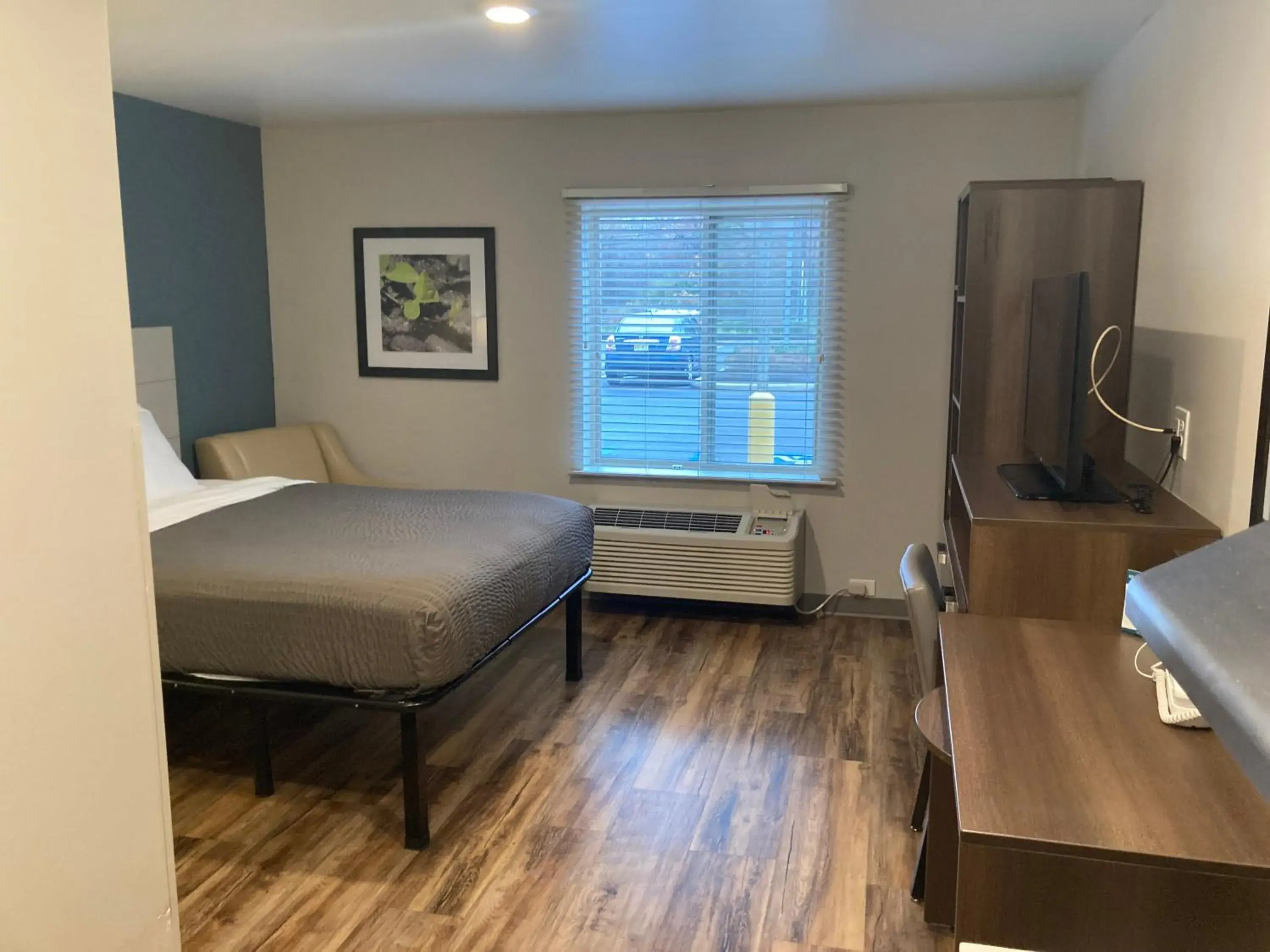 Bedroom, TV/Entertainment Center in Woodspring Suites Cherry Hill