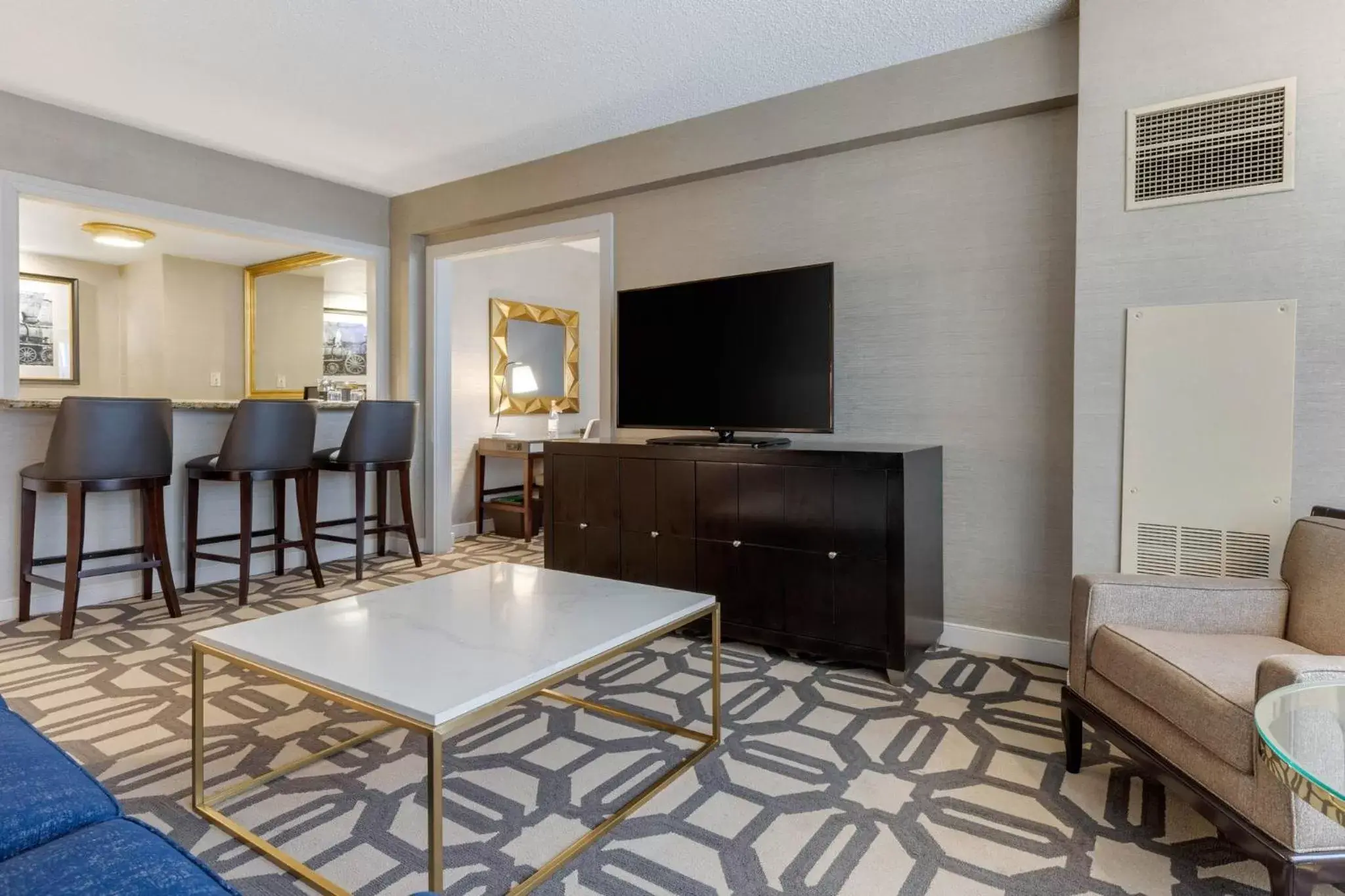 Living room, TV/Entertainment Center in Omni Richmond Hotel