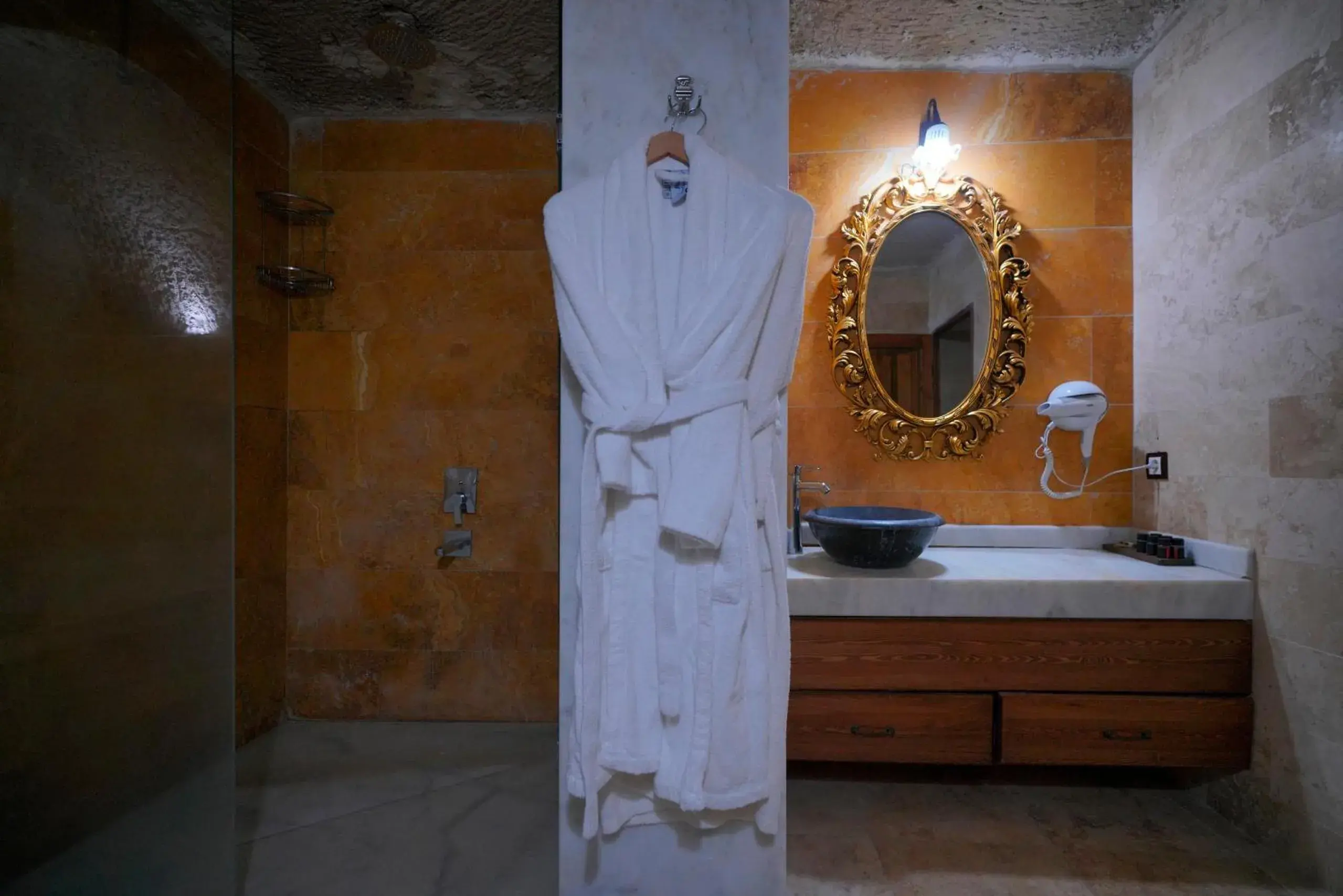 Shower, Bathroom in Holiday Cave Hotel