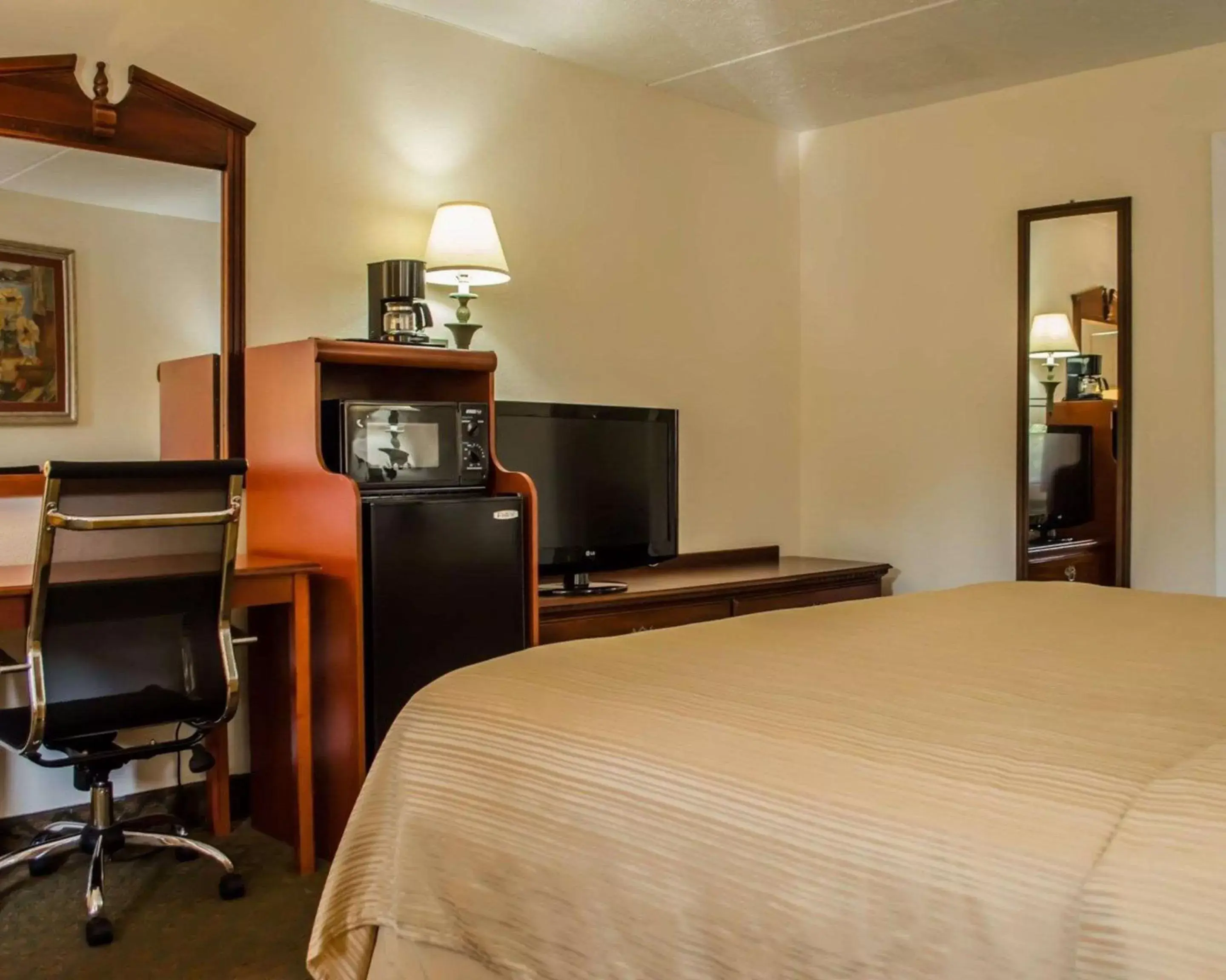 Photo of the whole room, Bed in Quality Inn Crystal River