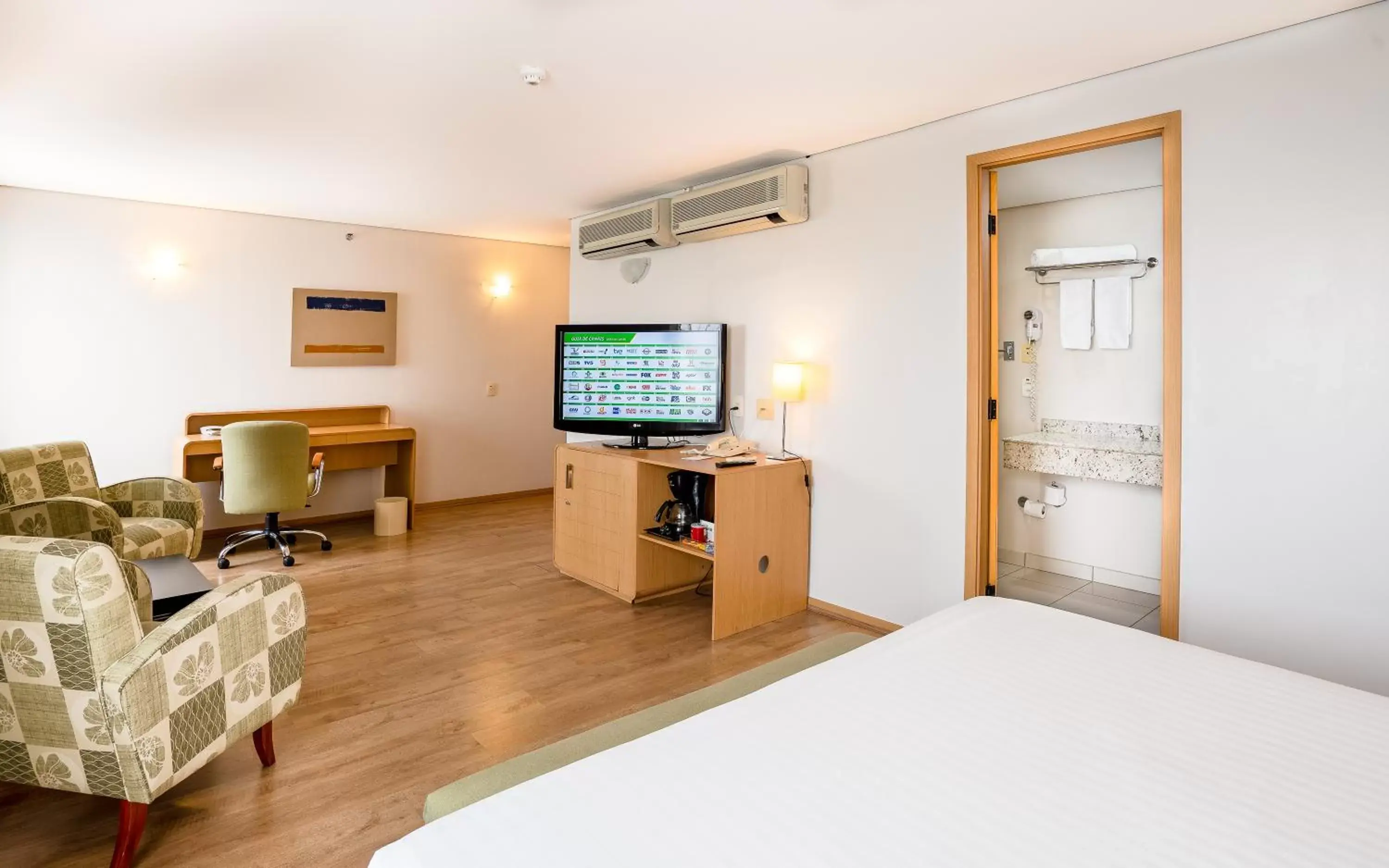 Bedroom, TV/Entertainment Center in Holiday Inn Parque Anhembi, an IHG Hotel