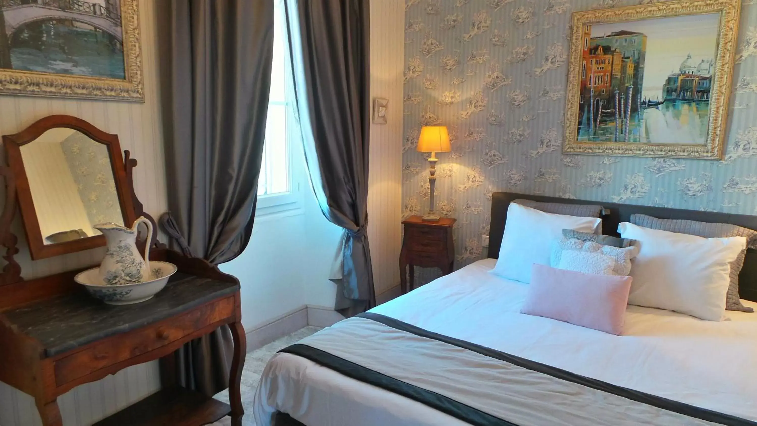 Photo of the whole room, Bed in Hotel Relais Du Postillon