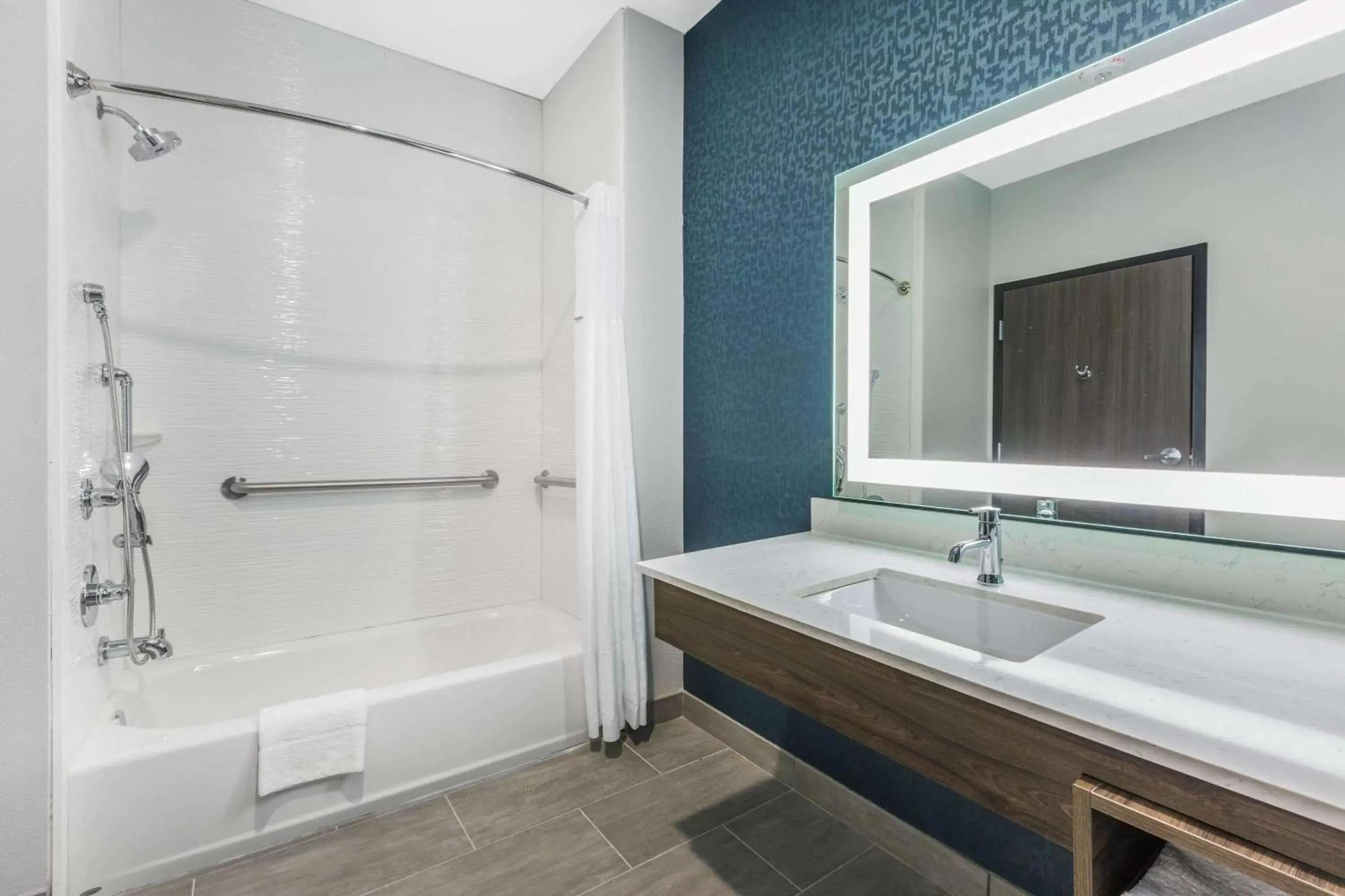 Bathroom in La Quinta Inn & Suites by Wyndham Galveston West Seawall