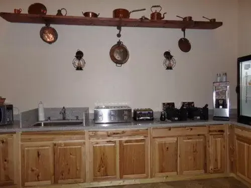 Dining area, Kitchen/Kitchenette in Cowlitz River Lodge