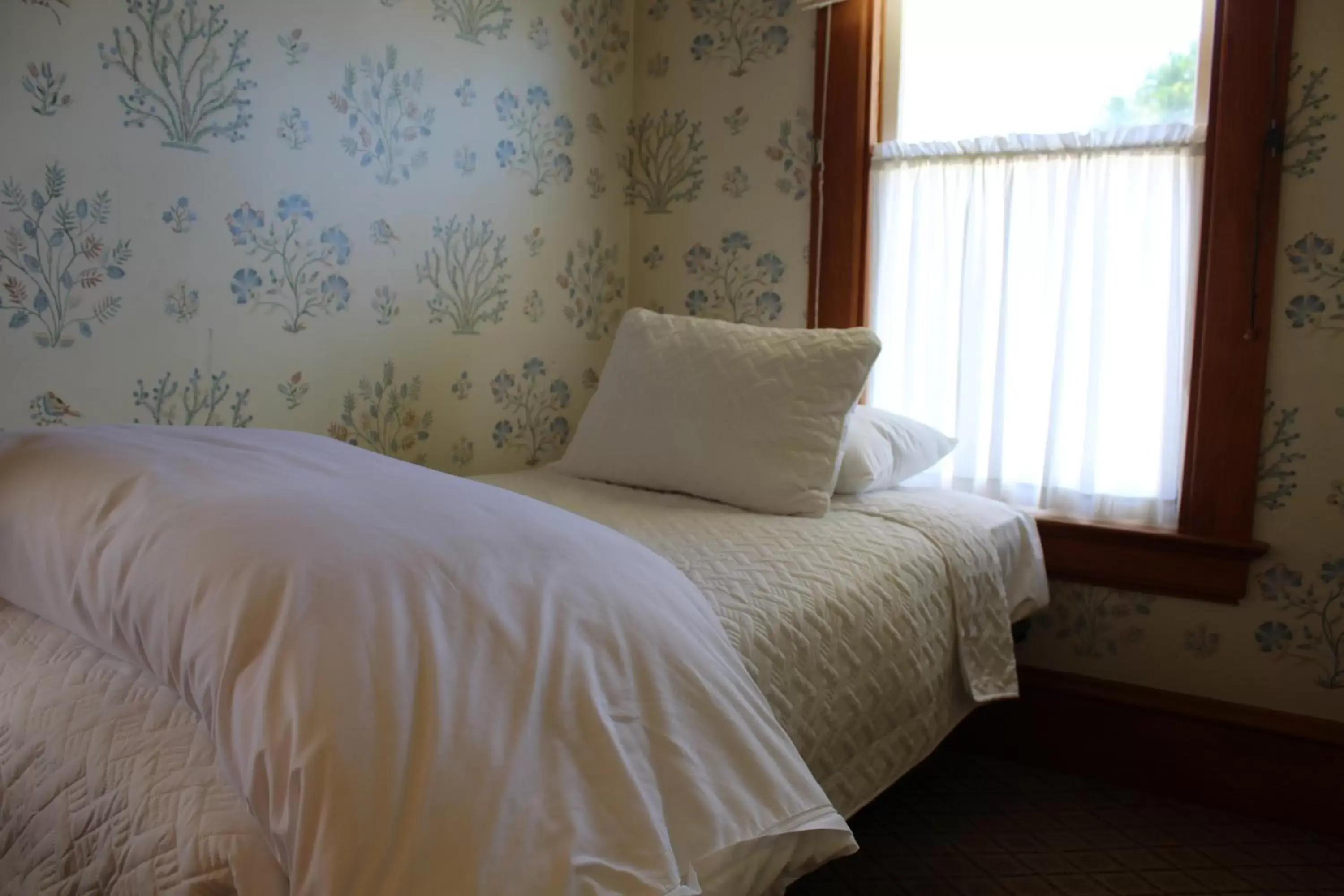 Bed in Pacific Grove Inn