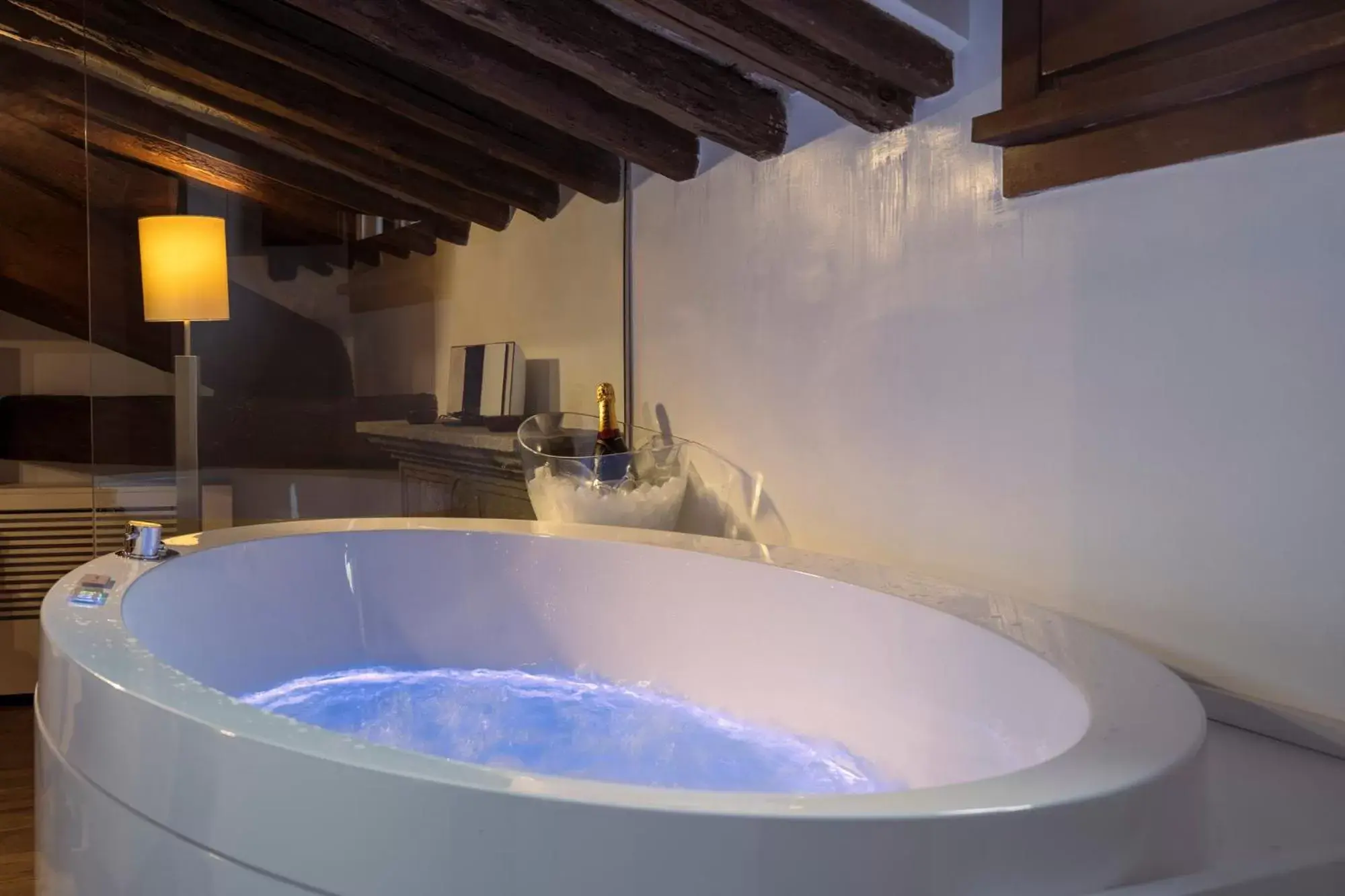 Hot Tub in Gigli D'Oro Suite