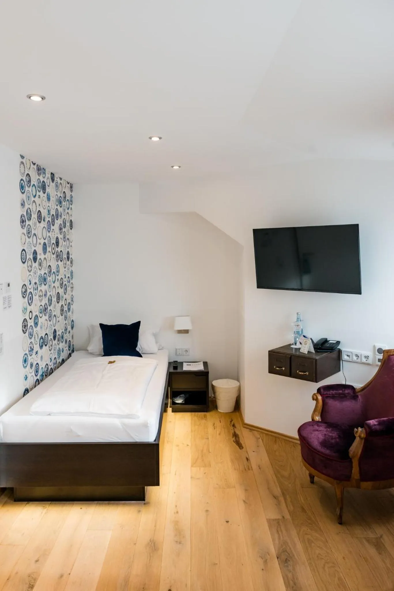 Photo of the whole room, Bed in The Heidelberg Exzellenz Hotel