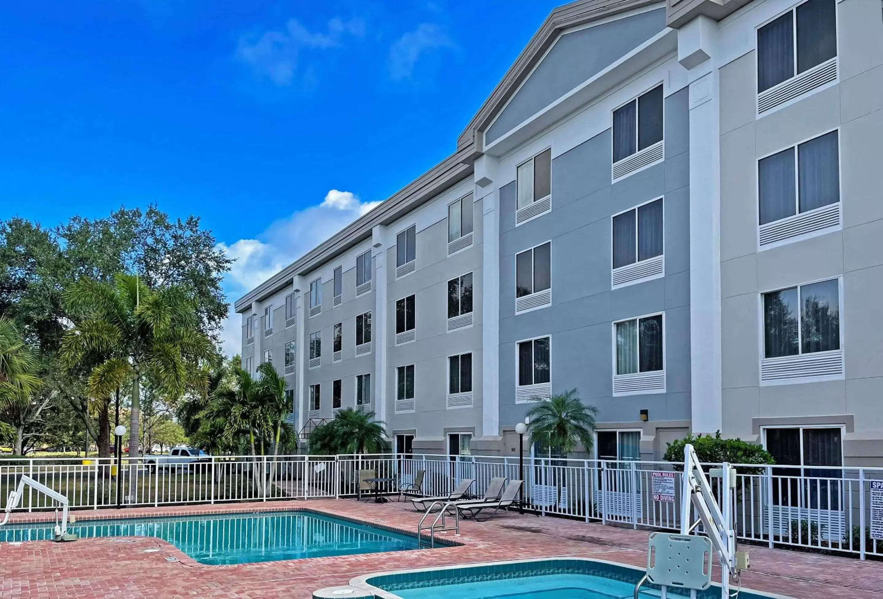 Swimming pool, Property Building in Comfort Inn & Suites Sarasota I75