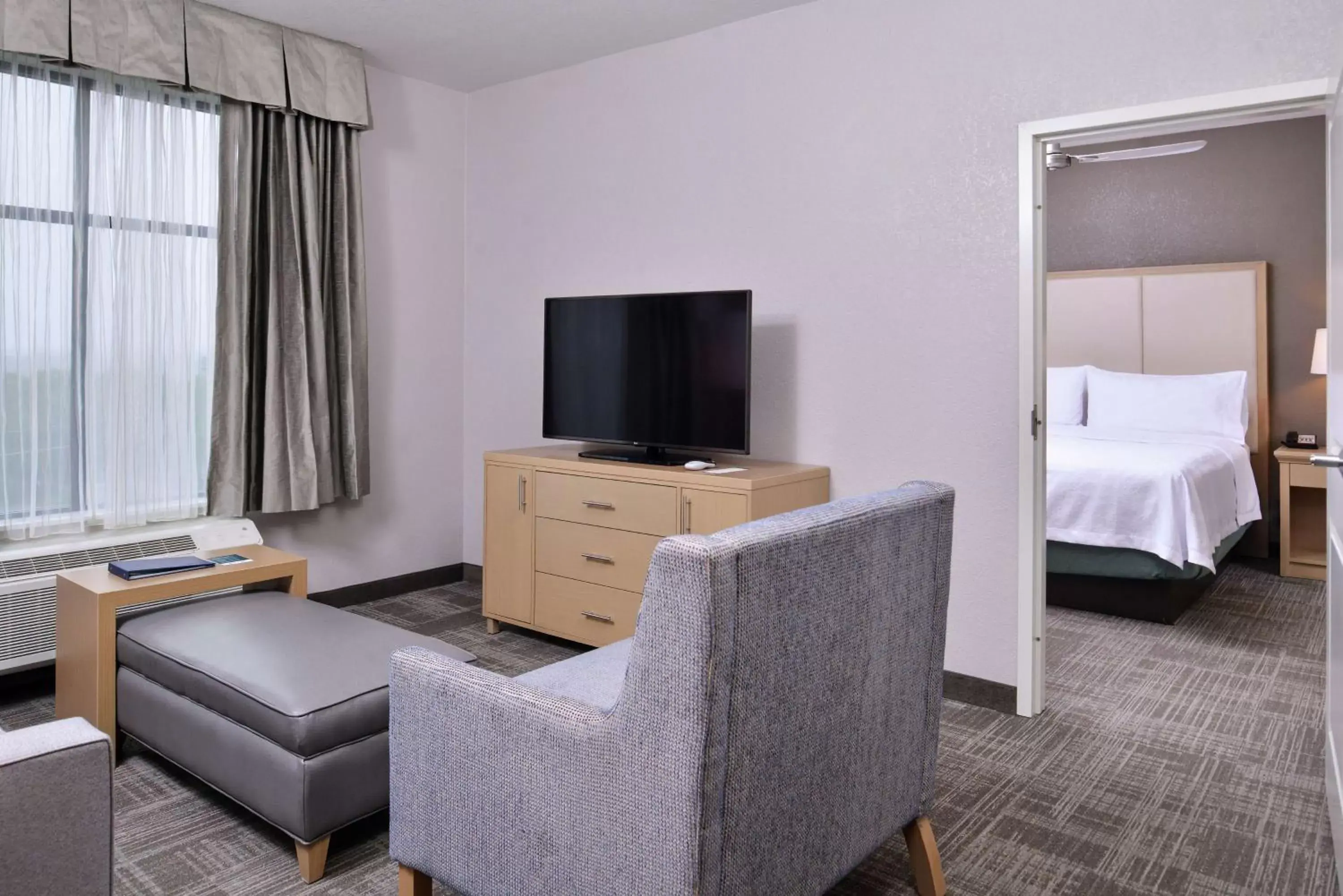 Bedroom, TV/Entertainment Center in Homewood Suites By Hilton Des Moines Airport