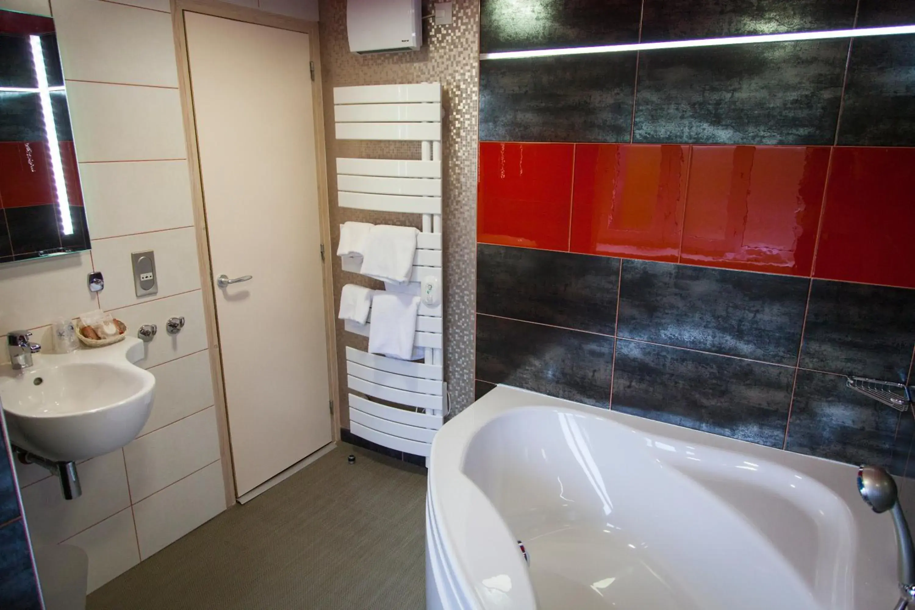 Bathroom in The Originals City, Archotel, Sens (Inter-Hotel)