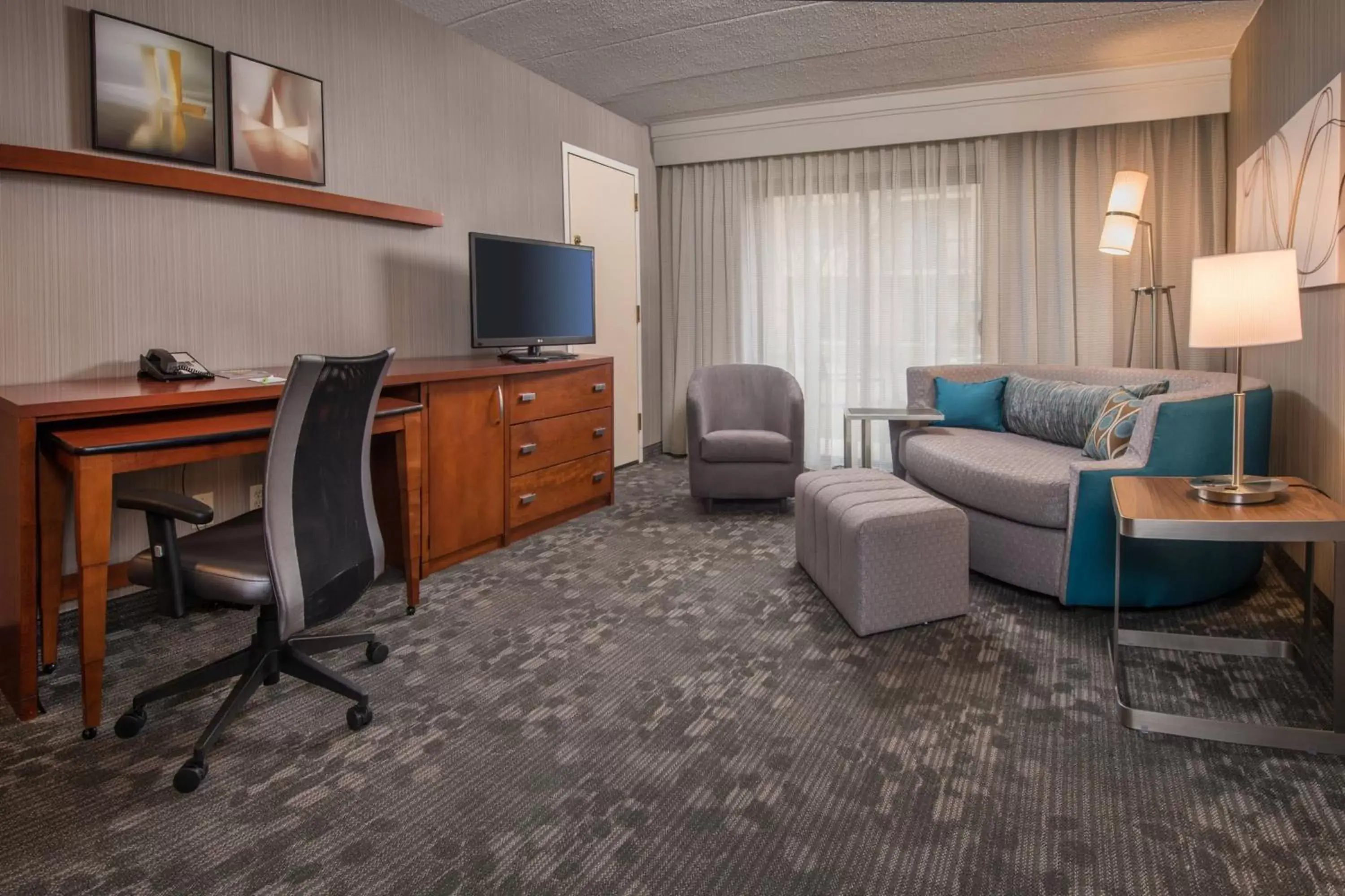 Photo of the whole room, TV/Entertainment Center in Courtyard by Marriott Fairfax Fair Oaks