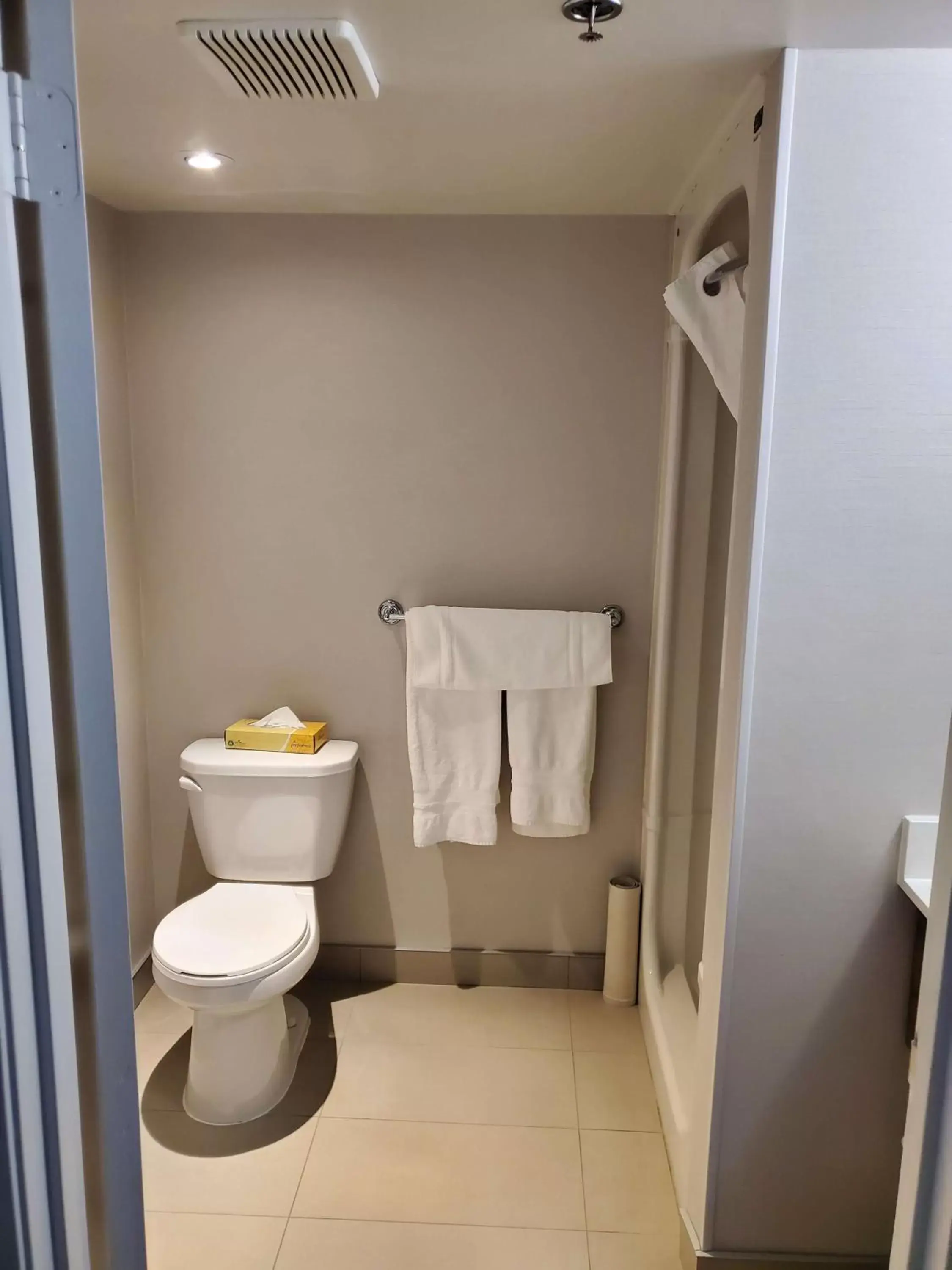 Bathroom in Best Western Hotel Brossard