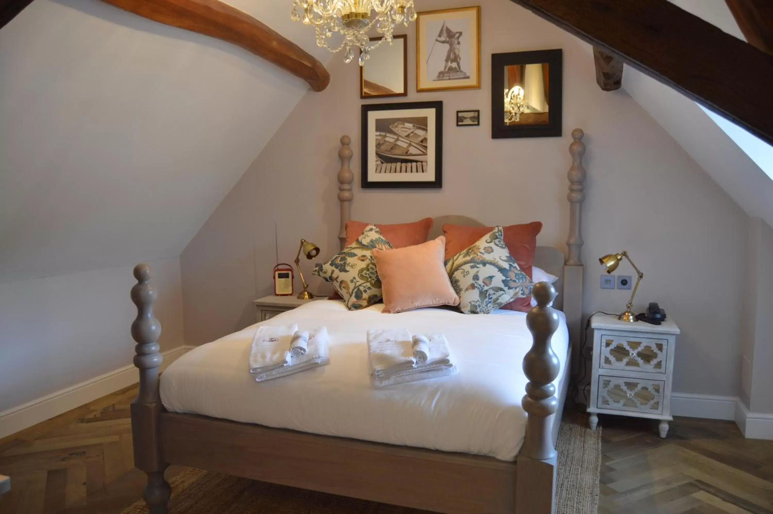 Bed in Logis Hotel De France Bed in Logis Hotel De France