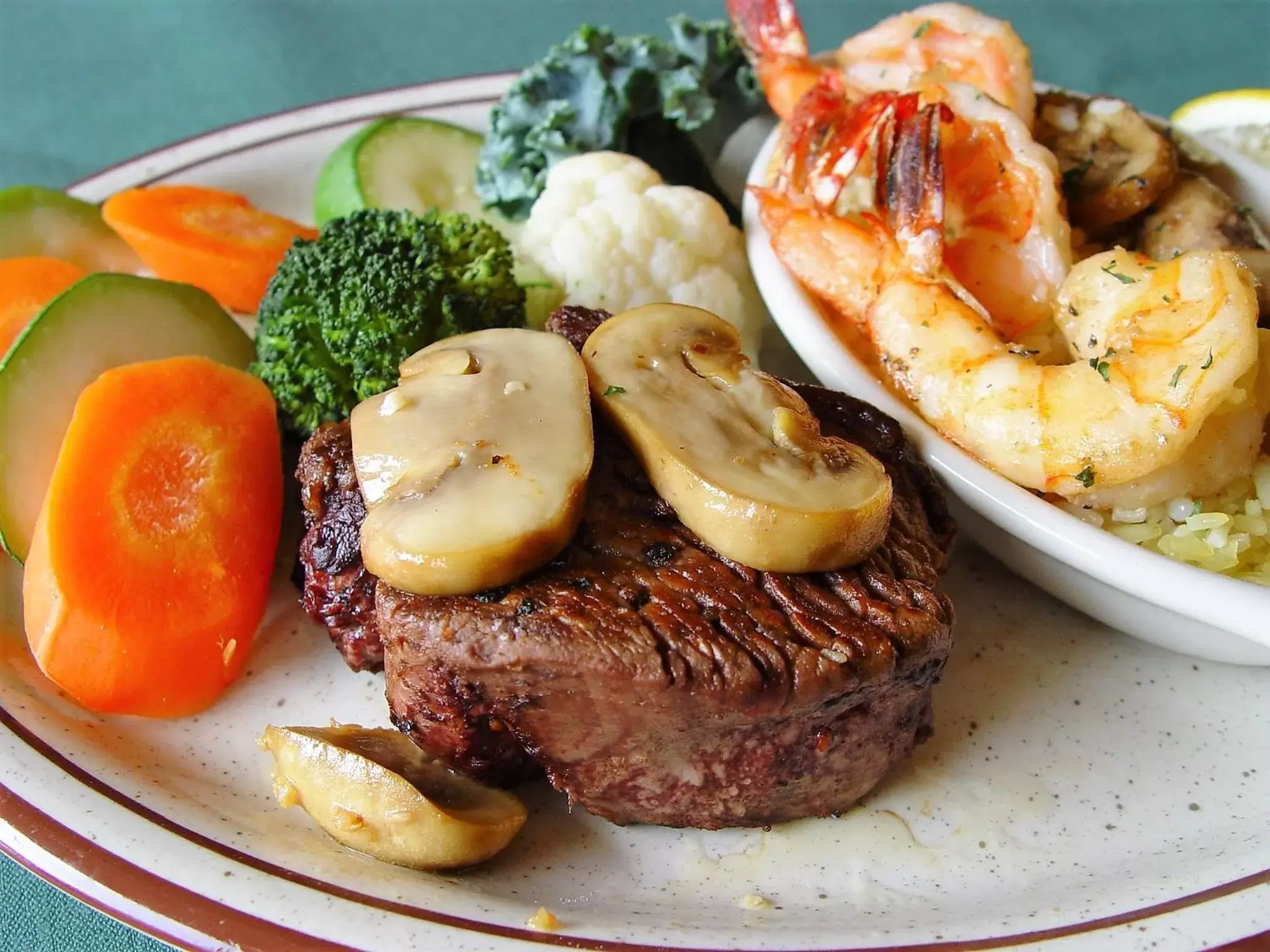 Restaurant/places to eat in Top Notch Inn Restaurant/places to eat in Top Notch Inn