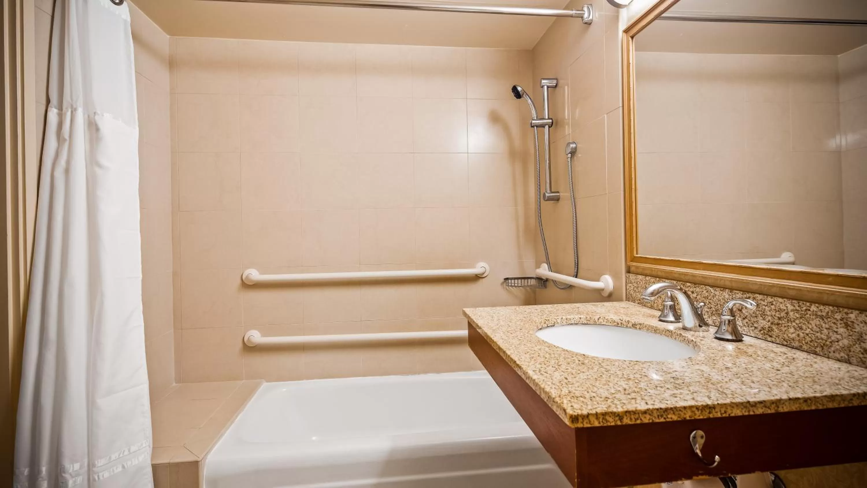 Bath in Airport Honolulu Hotel, Trademark Collection by Wyndham