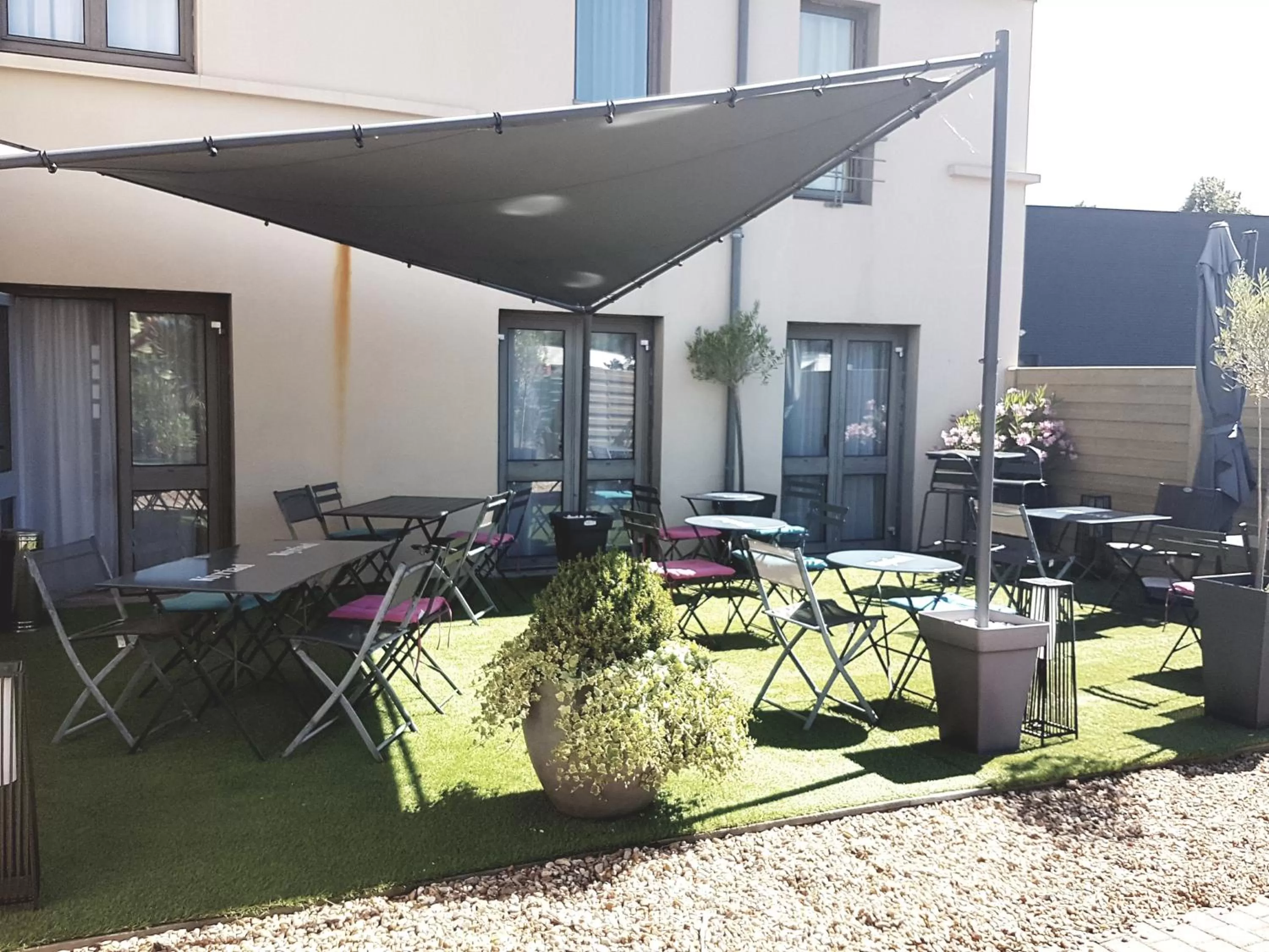 Patio in Kyriad Hôtel La Fleche