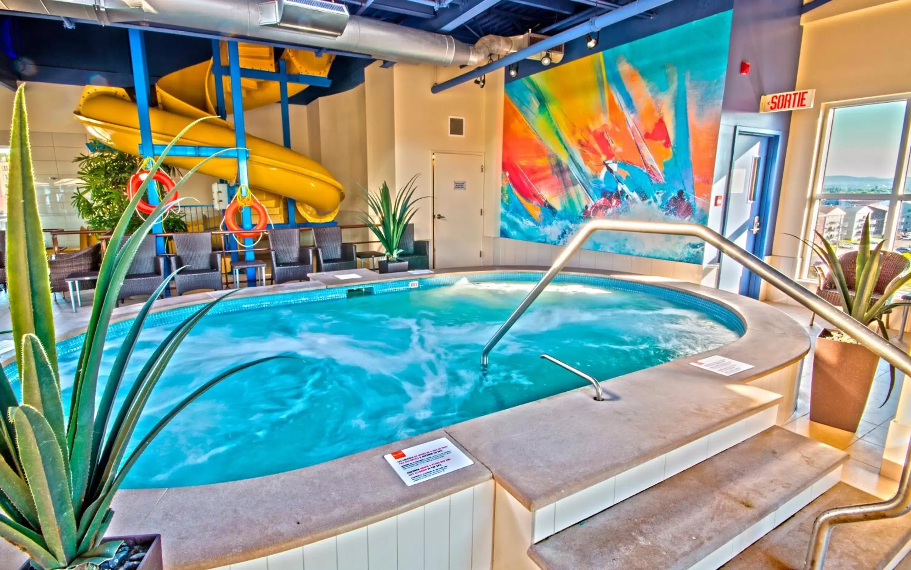 Hot Tub, Swimming Pool in Hotel Must