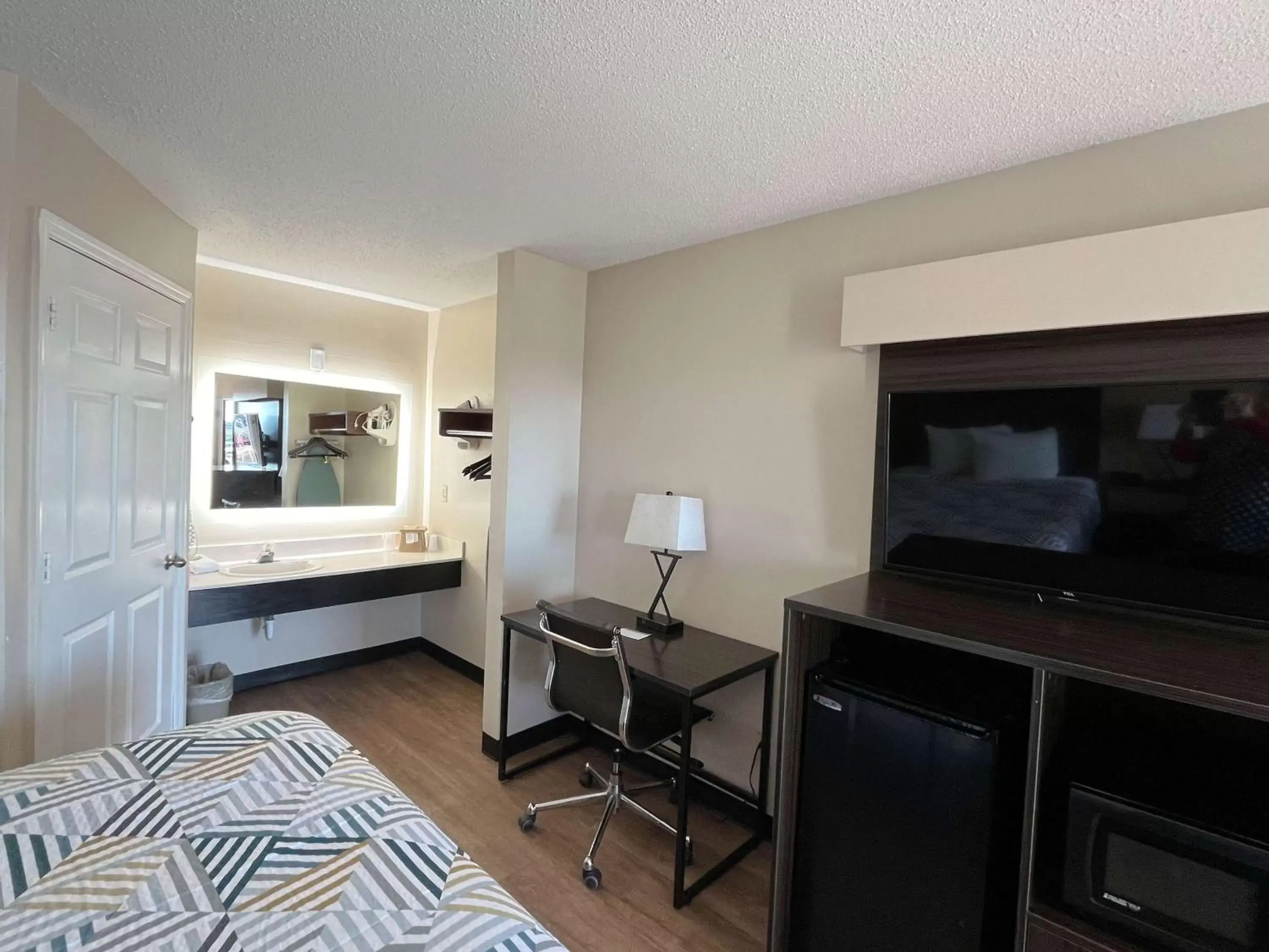 Bedroom, TV/Entertainment Center in Baymont by Wyndham Georgetown/Near Georgetown Marina